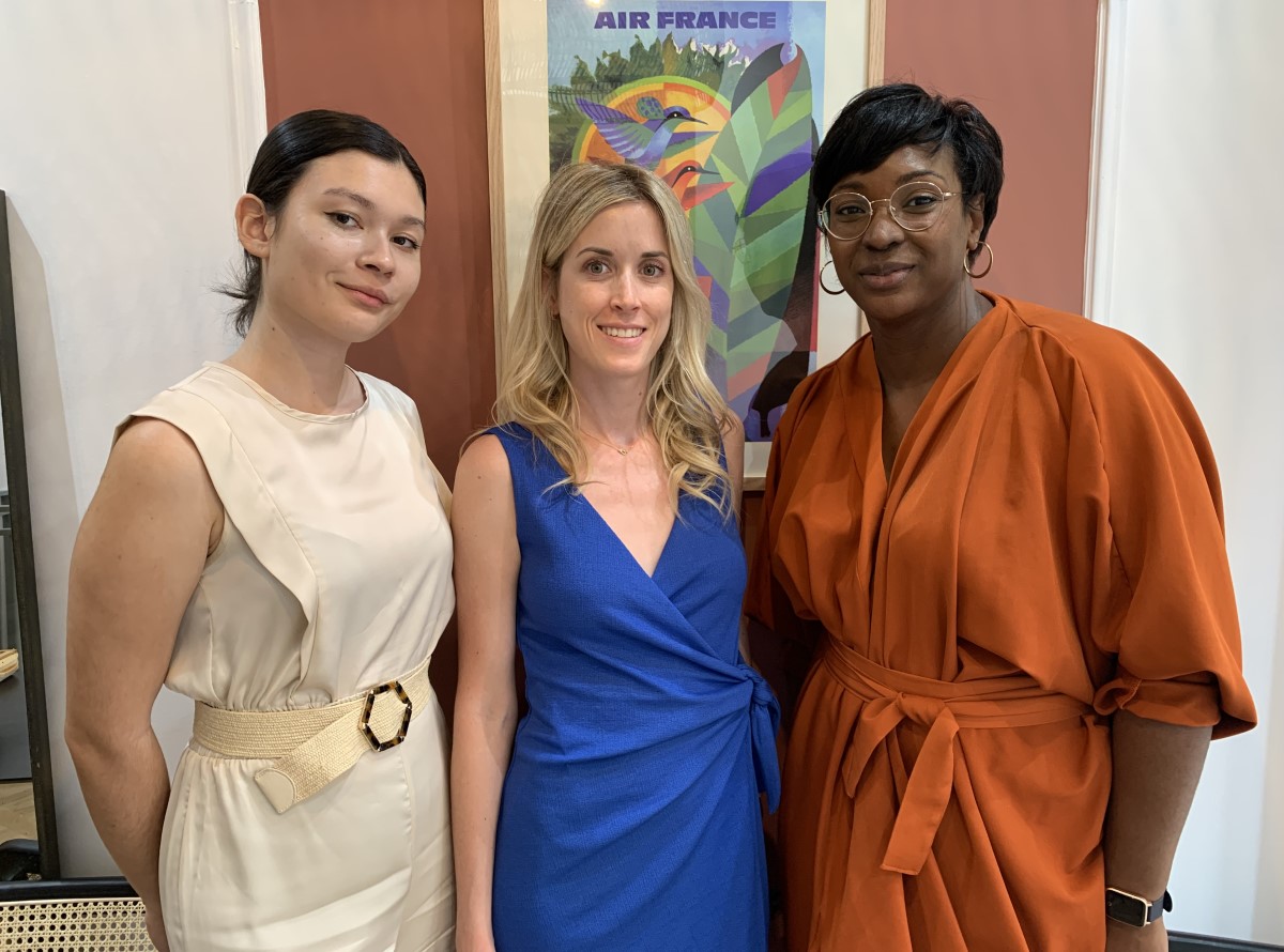 Grenelle Voyages : au centre la fondatrice Ségolène Sergeant entourée à sa gauche par Jessie Raphaël, responsable de l’agence, et à sa droite par Mathilde Sala, stagiaire alternante. ©David Savary Grenelle Voyages : au centre la fondatrice Ségolène Sergeant entourée à sa gauche par Jessie Raphaël, responsable de l’agence, et à sa droite par Mathilde Sala, stagiaire alternante. ©David Savary