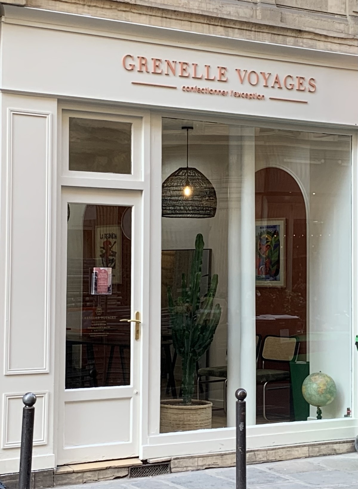 Non loin du ministère de l'Education nationale et de la Jeunesse, l'agence est située au cœur du 7ème arrondissement de Paris. ©David Savary Non loin du ministère de l'Education nationale et de la Jeunesse, l'agence est située au cœur du 7ème arrondissement de Paris. ©David Savary