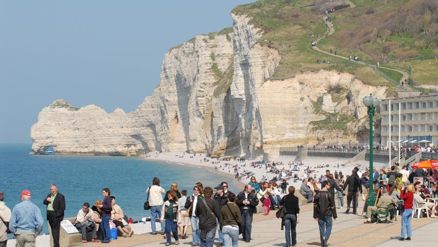 Eviter le rejet comme sur la plage d'Etretat (©OT Etretat)