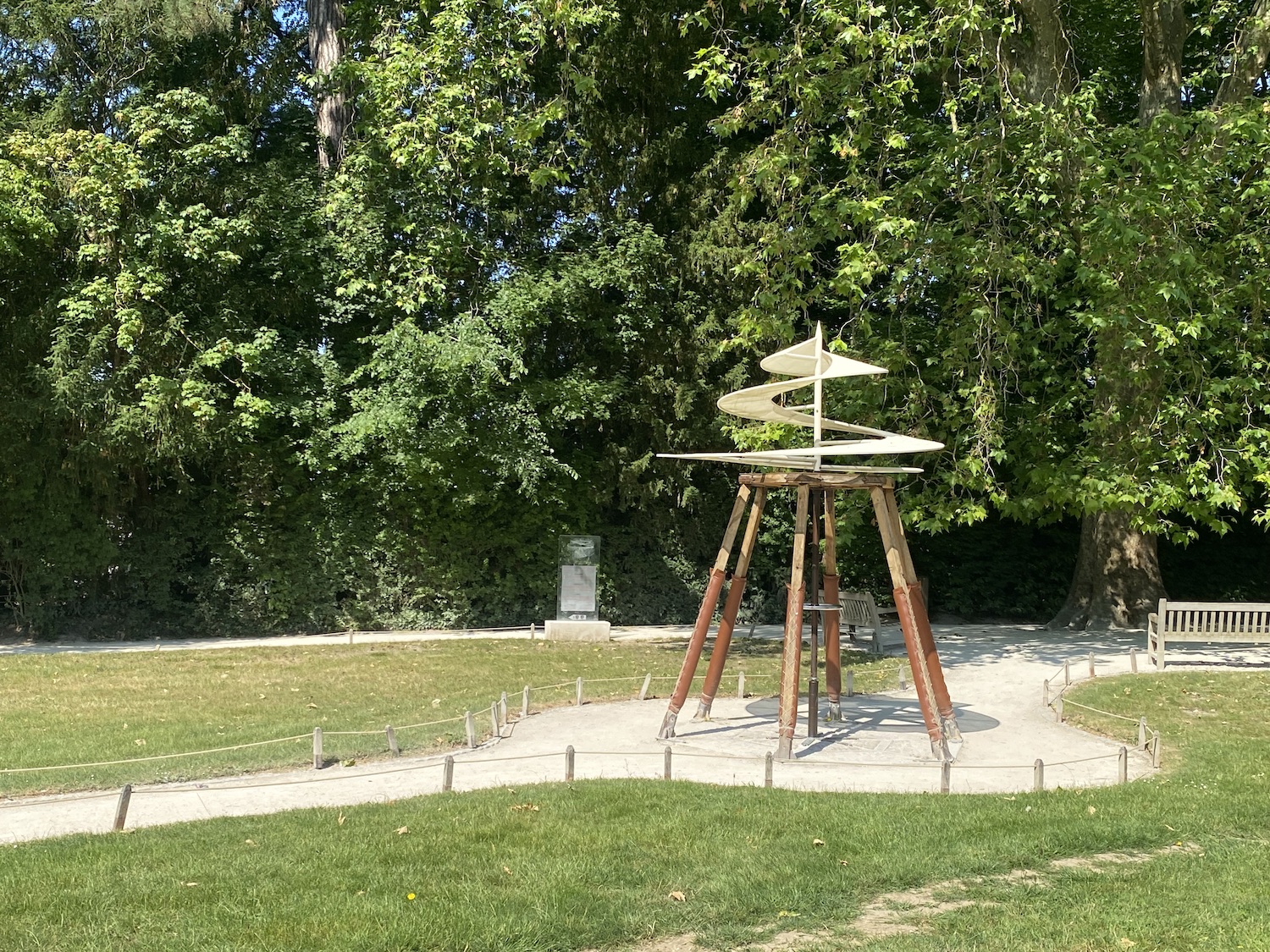 Le parc du Clos Lucé est parsemé des inventions de Léonard (©BC)