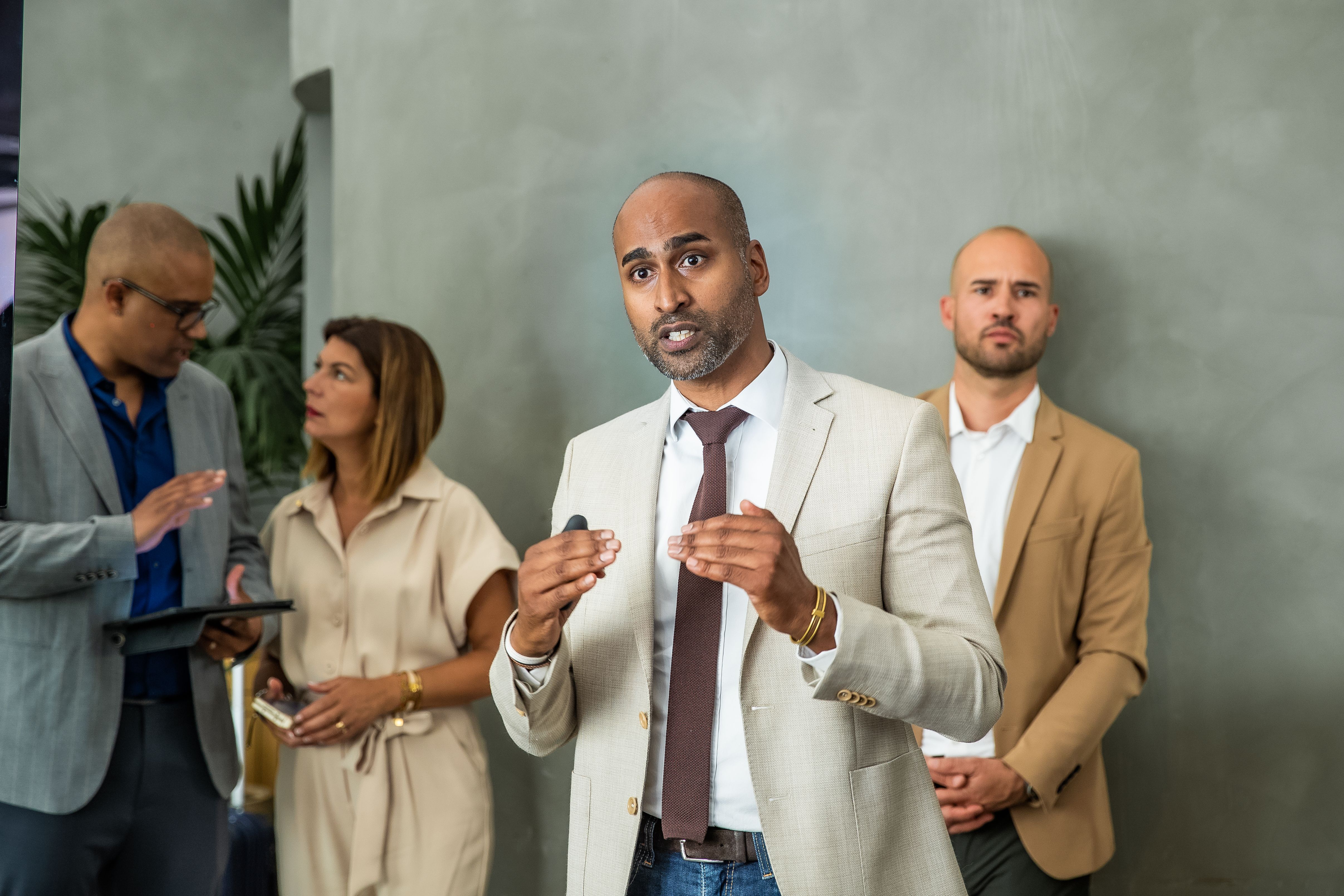 Francis Rosalès accueille les exposants avec Fabien Da Luz et leurs équipes Francis Rosalès accueille les exposants avec Fabien Da Luz et leurs équipes