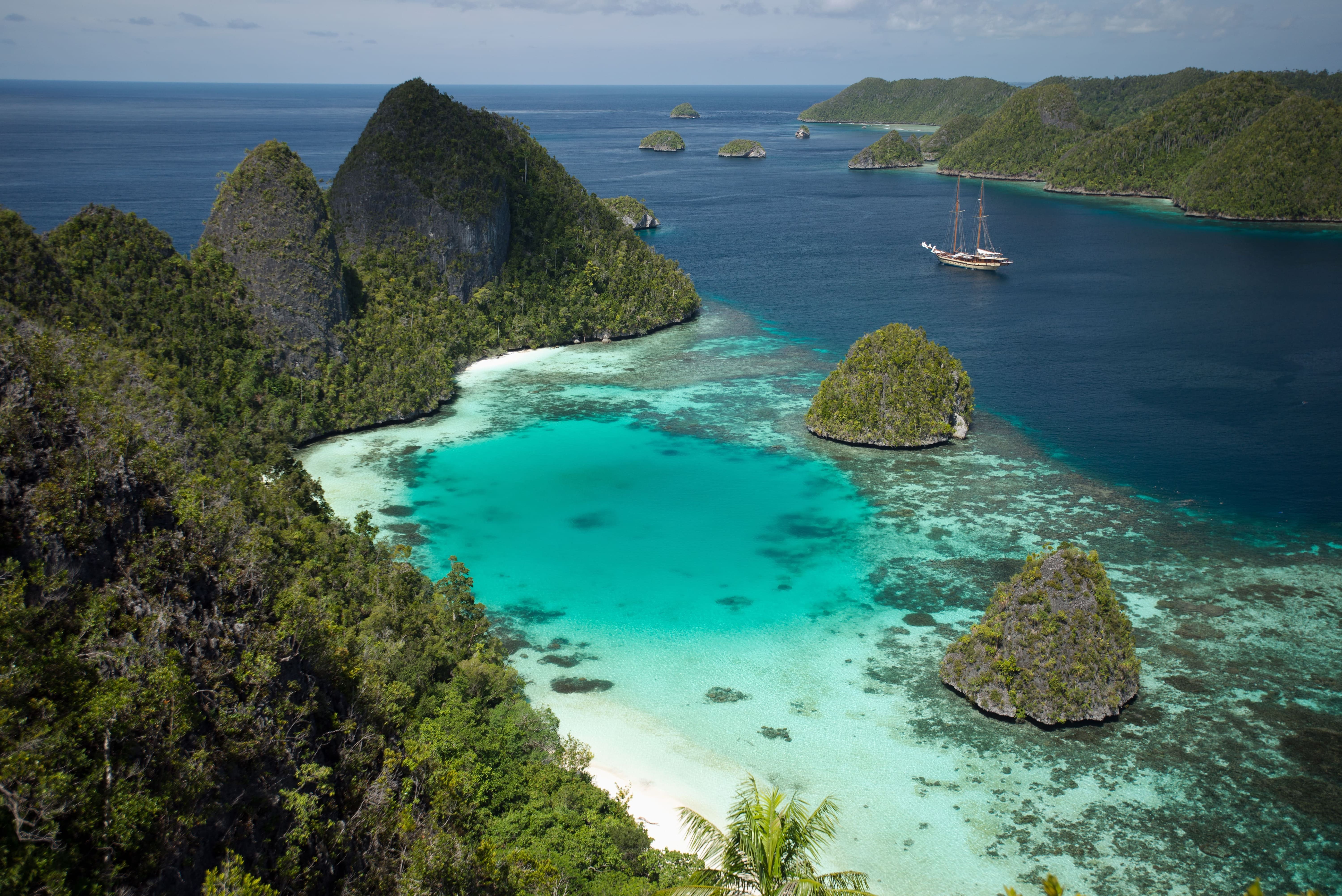 Vue panoramique des îles Wayag et du voilier Lamima Raja Ampat Indonésie © anemone - stock.adobe.com