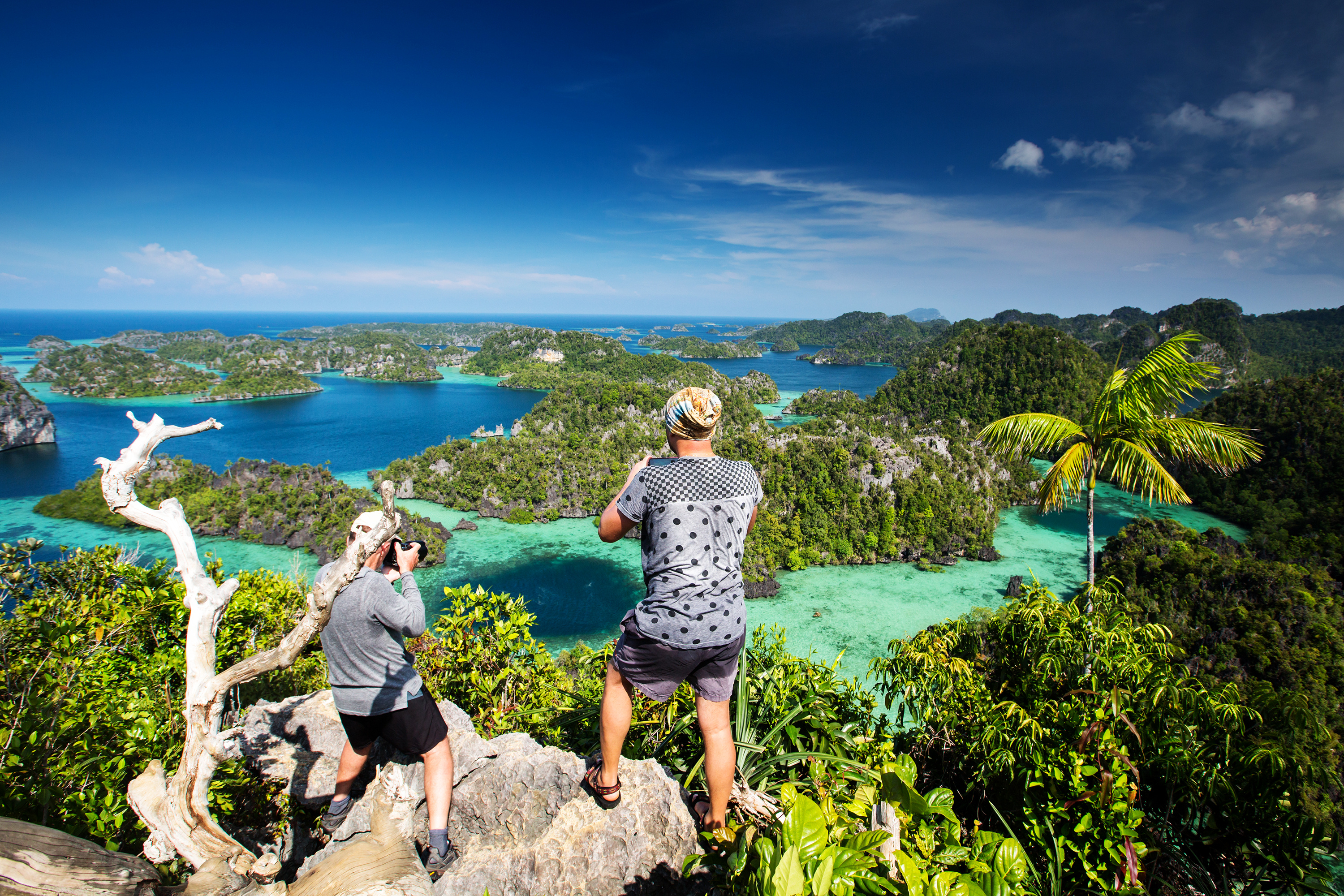 Touriste au sommet du point de vue de Puncak Harfat, Raja Ampat, Indonésie © lesly - stock.adobe.com