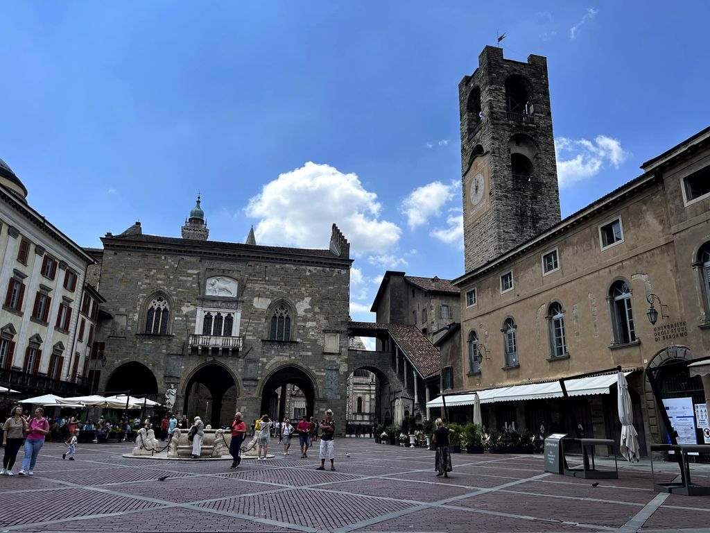 La Piazza Vecchia de Bergame serait, selon Le Corbusier, « la plus belle place d’Europe » (Photo PB)