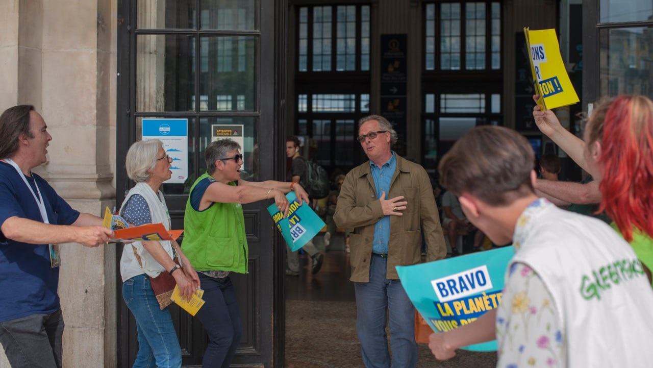 Greenpeace applaudit ceux qui ont un train d'avance 🔑 Greenpeace applaudit ceux qui ont un train d'avance 🔑