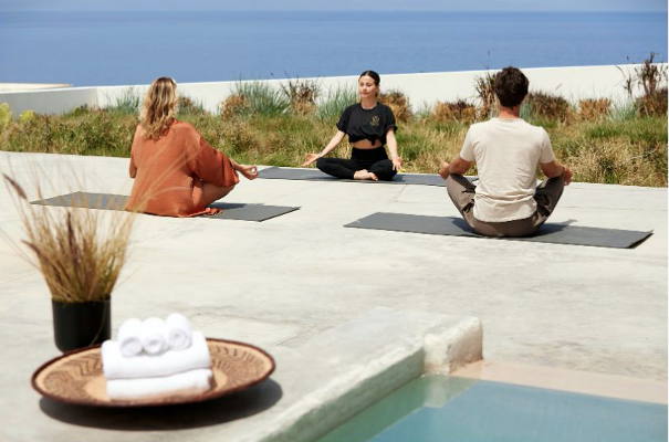 Séance matinale de yoga au bord de la mer Egée (Photo DR/Santo Pure  ) Séance matinale de yoga au bord de la mer Egée (Photo DR/Santo Pure  )