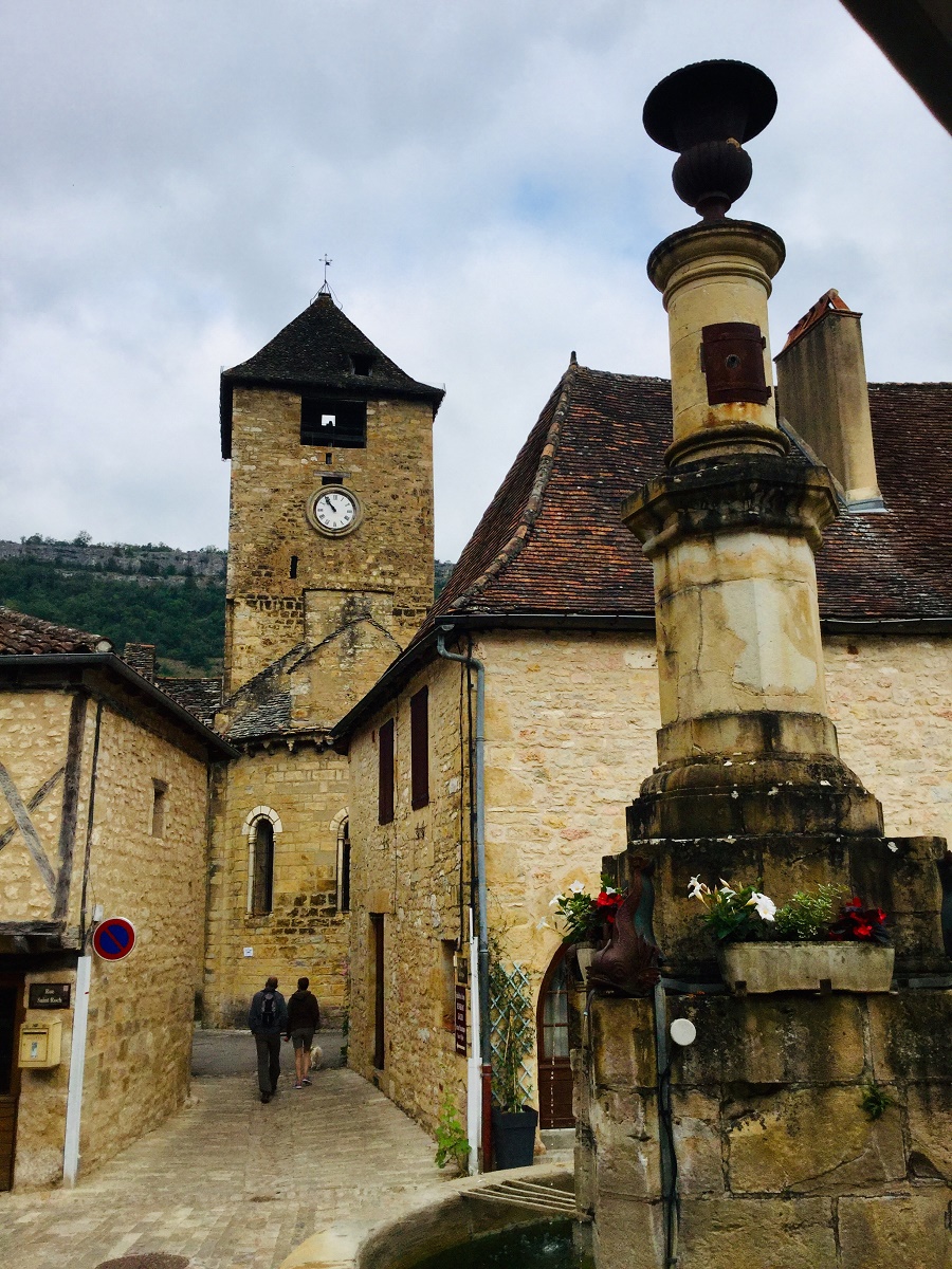 Face à l'église, la fontaine d'Autoire, au centre du bourg - DR : J.-P.C.