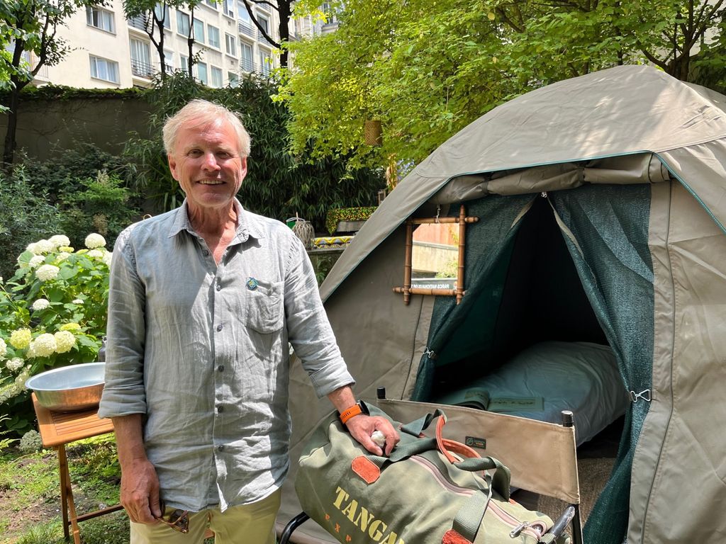 Denis Lebouteux devant la tente montée hier dans les jardins de l'ambassade (Photo PB)