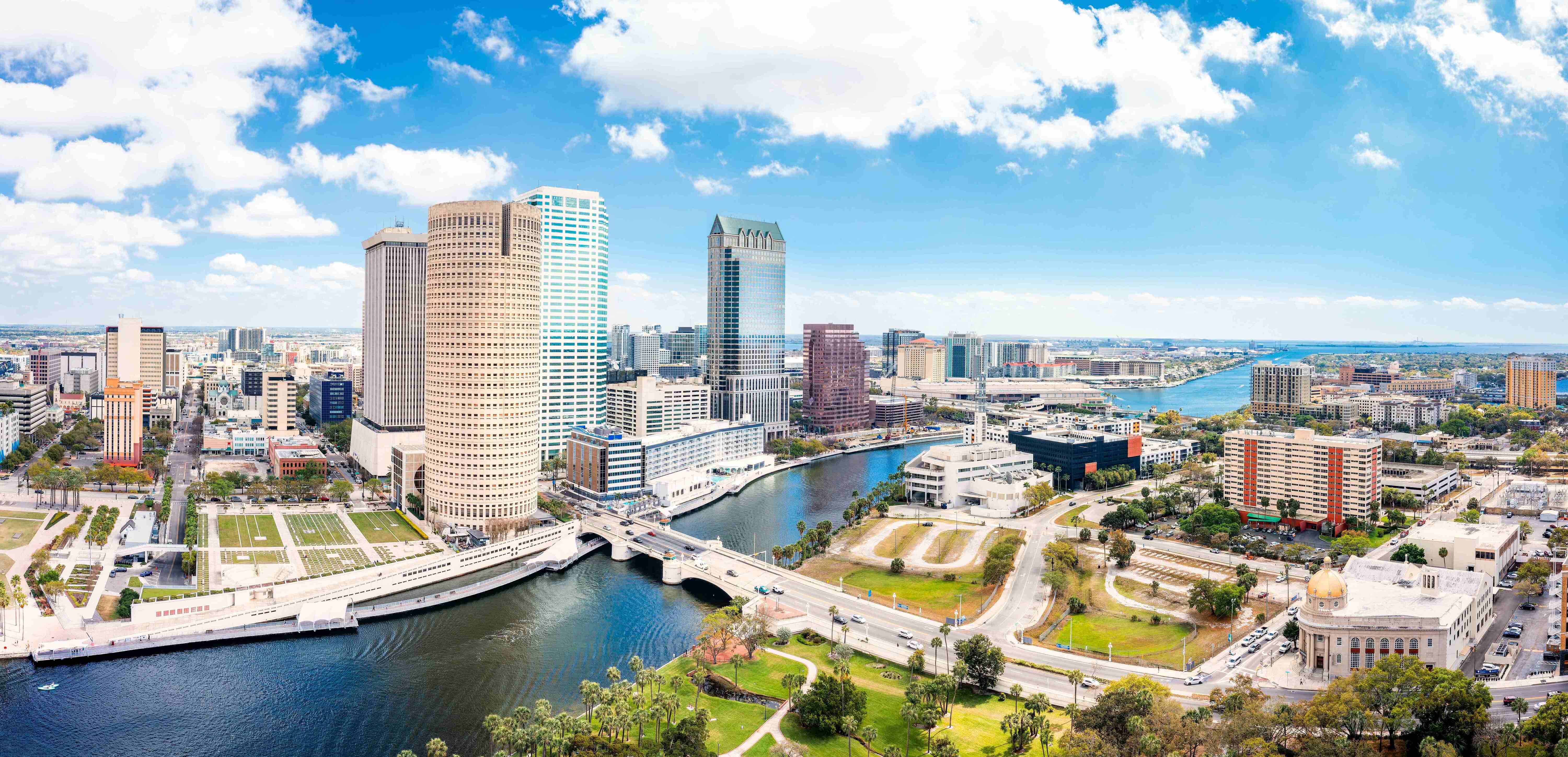 Panorama aérien de la ville de Tampa, en Floride. Tampa est une ville située sur la côte du golfe du Mexique, dans l'État américain de Floride. © mandritoiu - stock.adobe.com