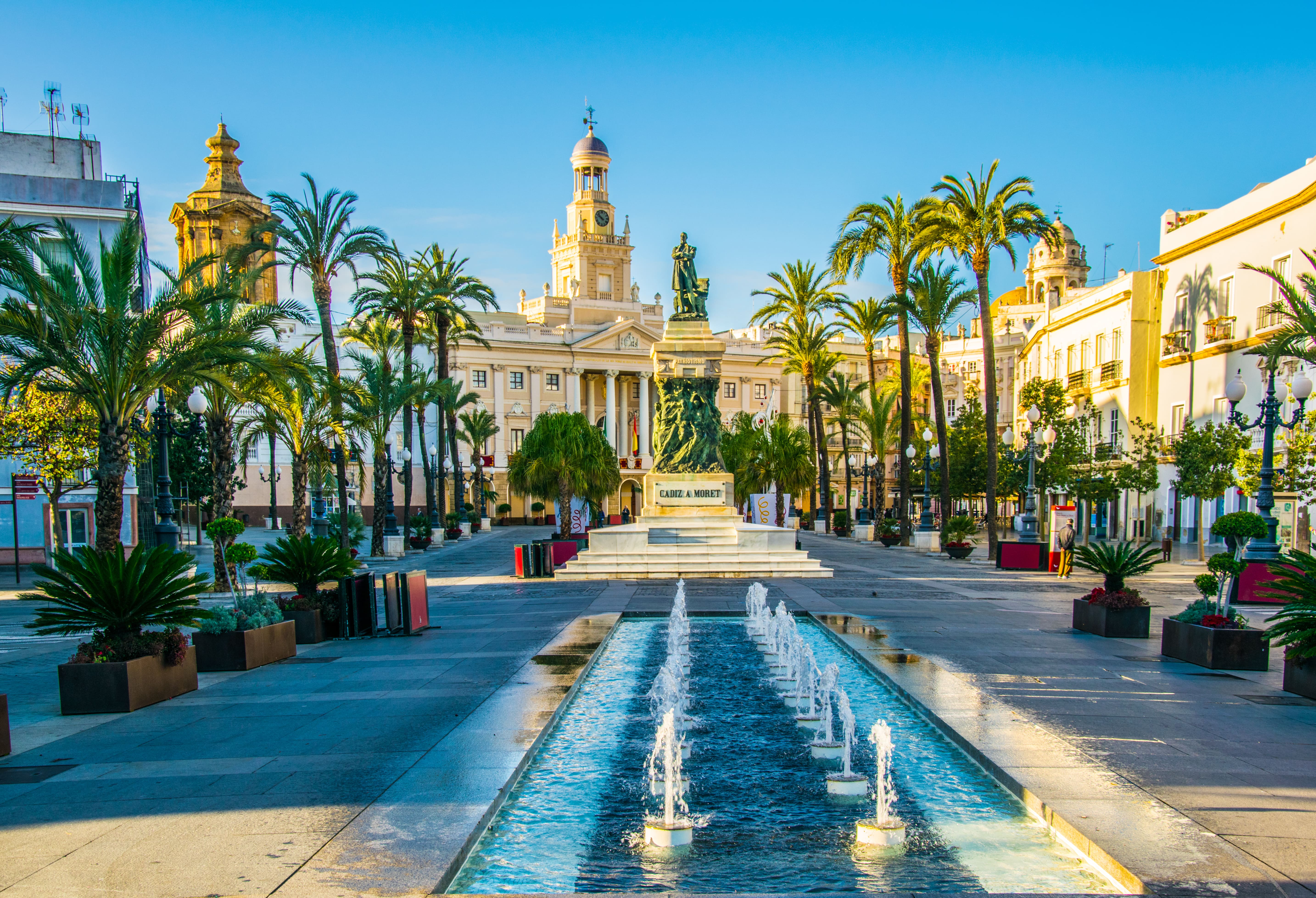 Vue d'une fontaine située sur la place saint jean de dieu à cadix avec l'hôtel de ville en arrière plan © dudlajzov - stock.adobe.com