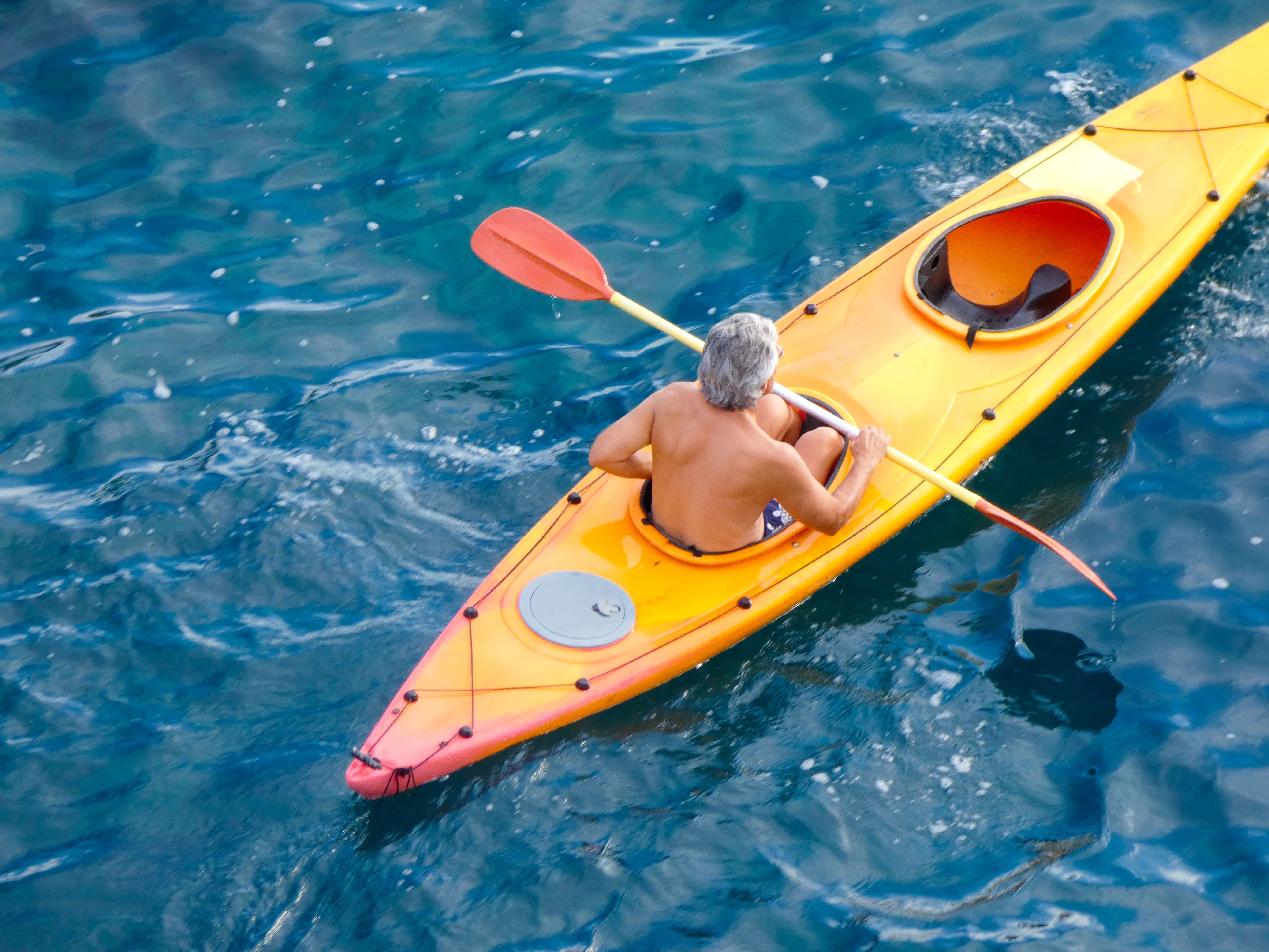 Canoë-kayak dans les eaux bleues de la Méditerranée © Jorge - stock.adobe.com