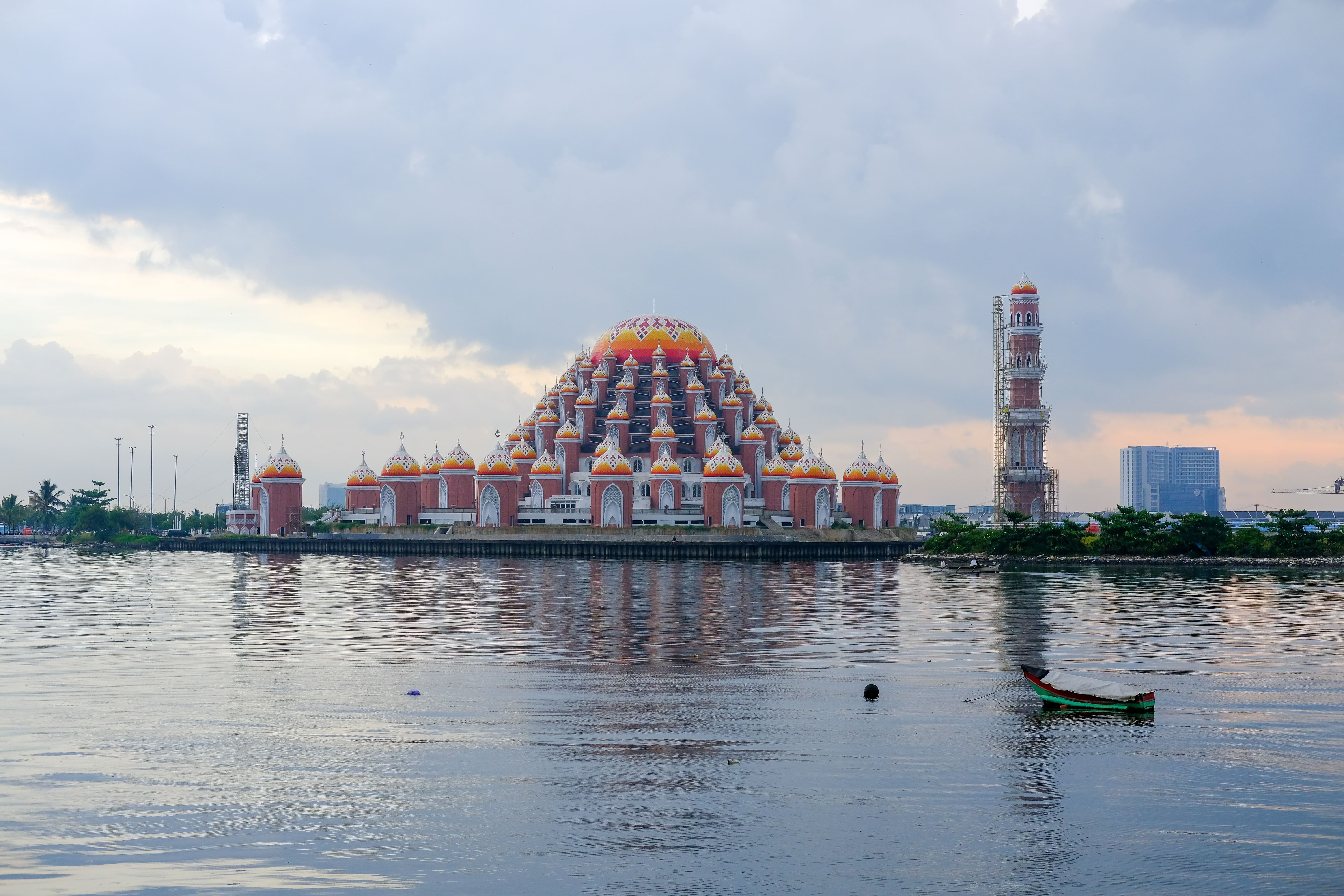 Mosquée aux 99 dômes à Makassar, Sulawesi du Sud. Mosquée unique avec 99 dômes. La mosquée a été construite sur le terrain de récupération de la plage de Losari, à Makassar. © Fani - stock.adobe.com