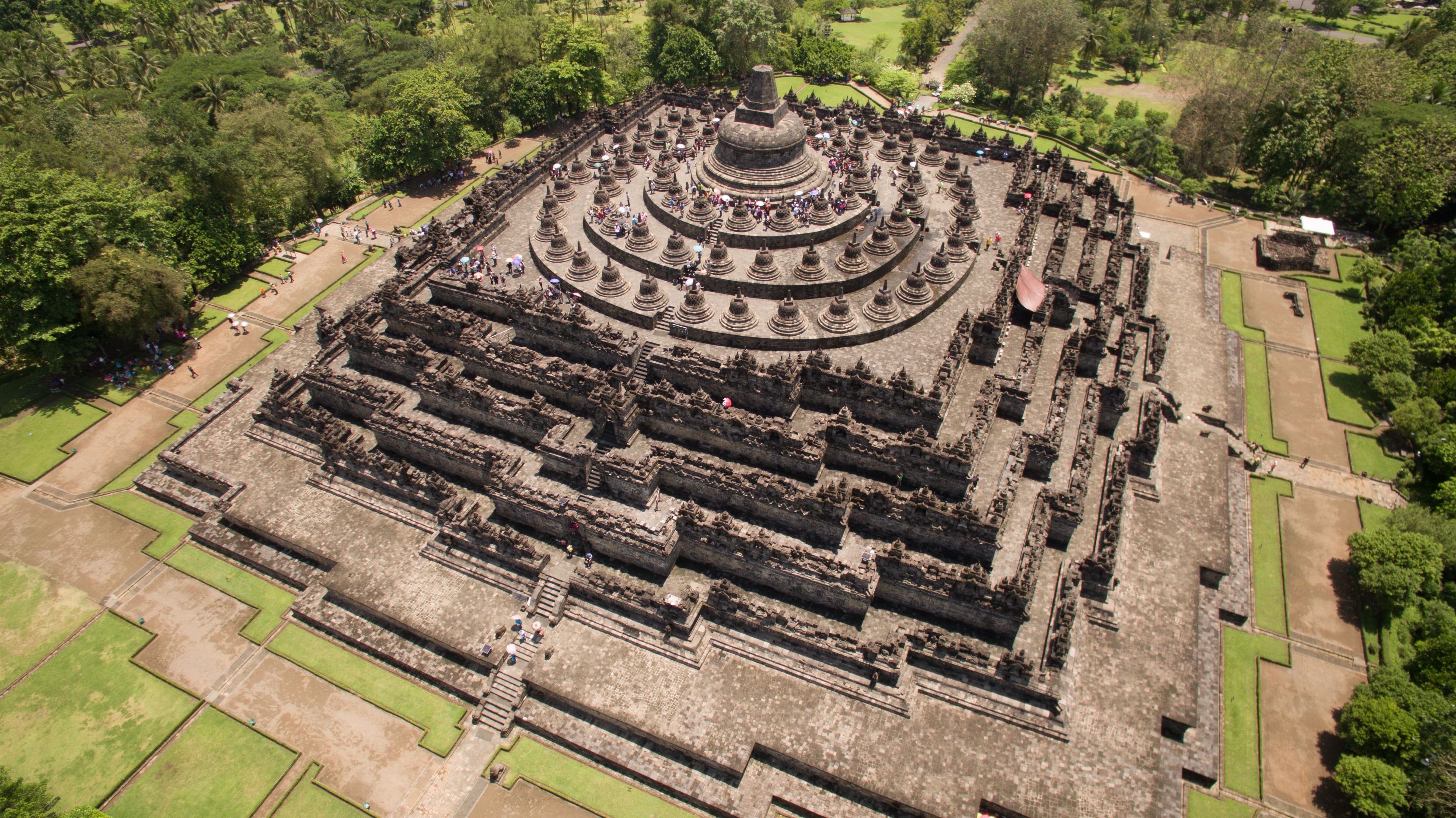 borobudur et prambanan temple © primanto - stock.adobe.com