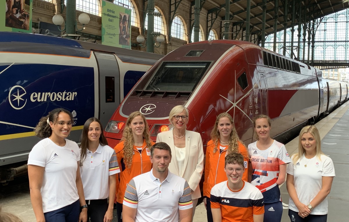 À la Gare du Nord à Paris, Gwendoline Cazenave, DG Eurostar Group, au milieu d’athlètes qui s’apprêtent à disputer les JO de Paris l’an prochain - ©David Savary