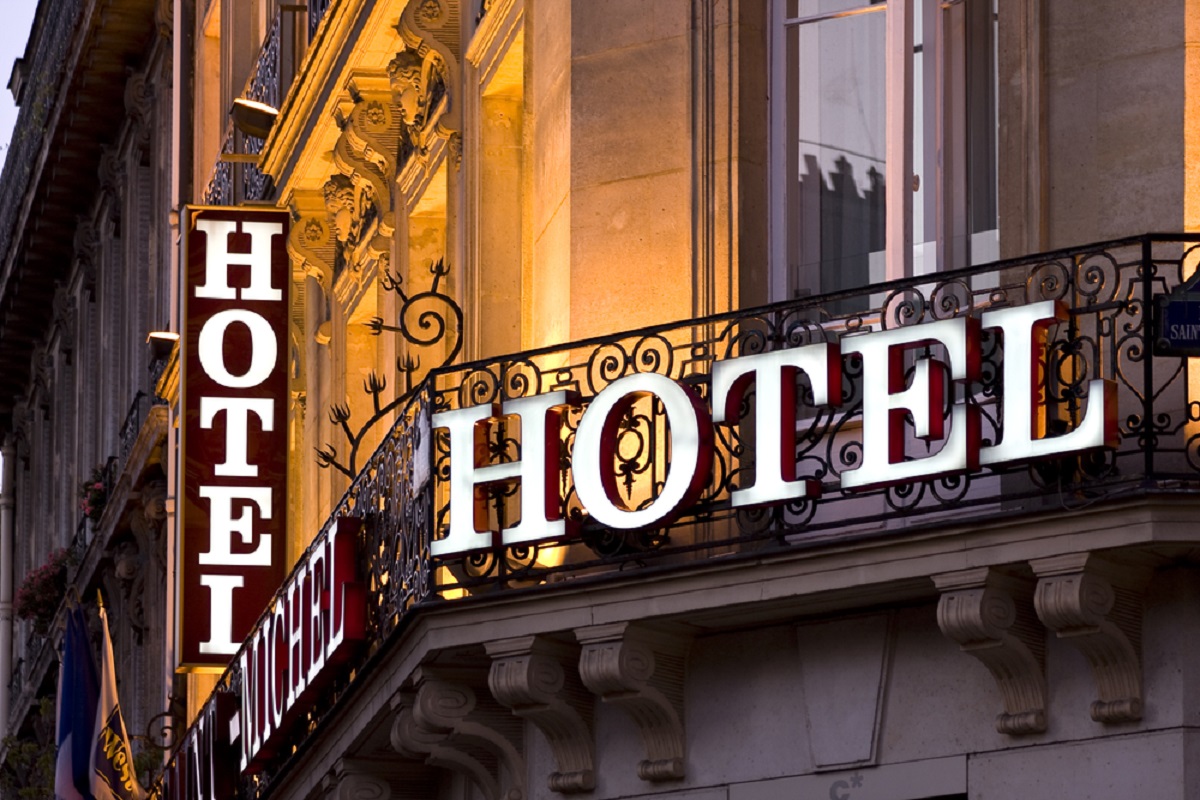 Deux hôteliers français sur cinq (38%) s’attendent à ce que leur entreprise atteigne un niveau de revenus record en 2023, selon le Baromètre de l'hébergement européen de Booking.com et Statista - DR : Depositphotos, BrianAJackson