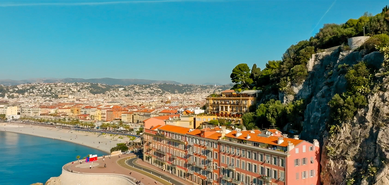 L'hôtel La Pérouse offre un panorama sur la baie des anges - Photo (La Pérouse)
