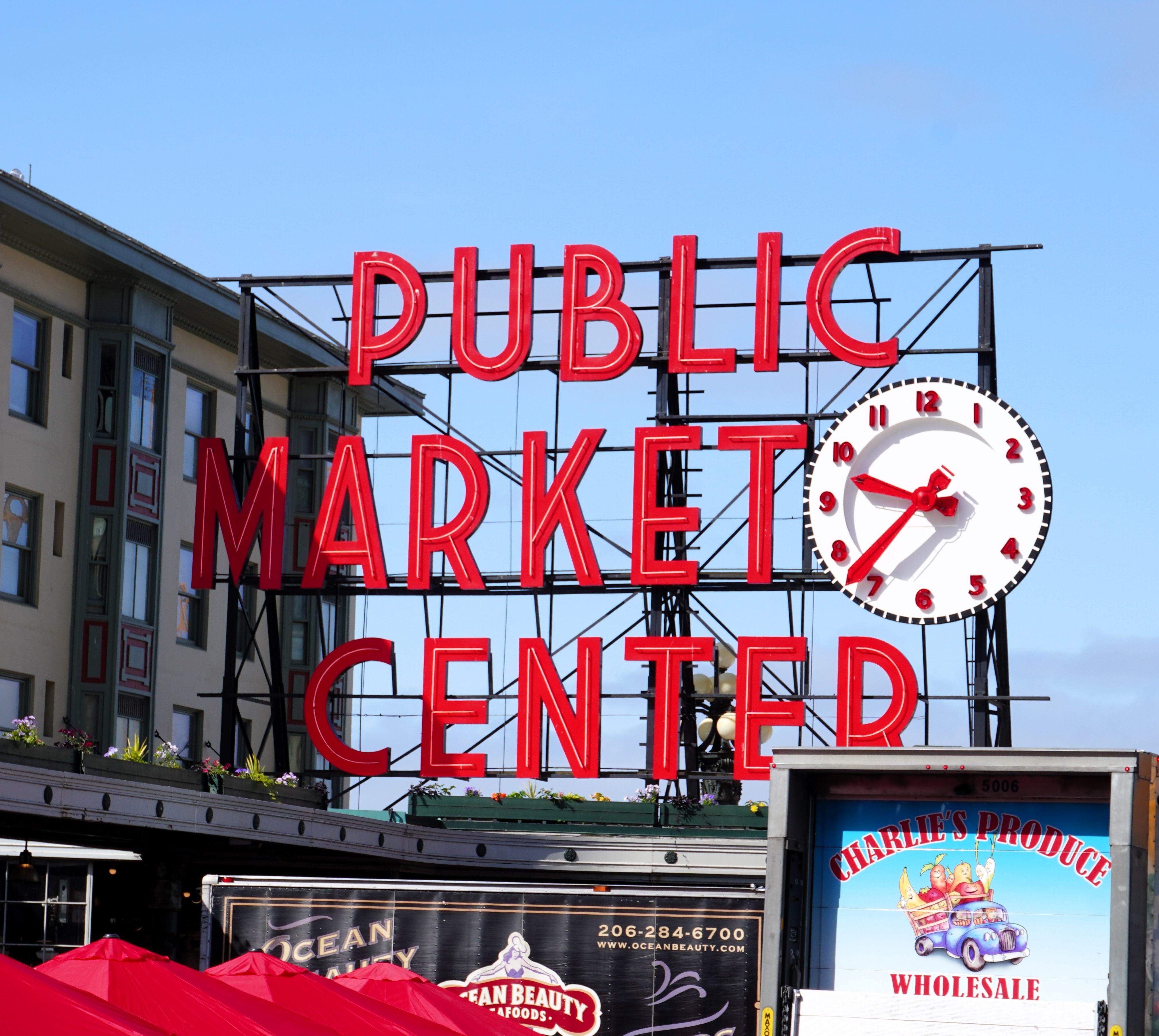 Pike Place Market : Peu de grands marchés de ce type subsistent aux États-Unis et celui-ci garde toute son authenticité - Photo CH Pike Place Market : Peu de grands marchés de ce type subsistent aux États-Unis et celui-ci garde toute son authenticité - Photo CH
