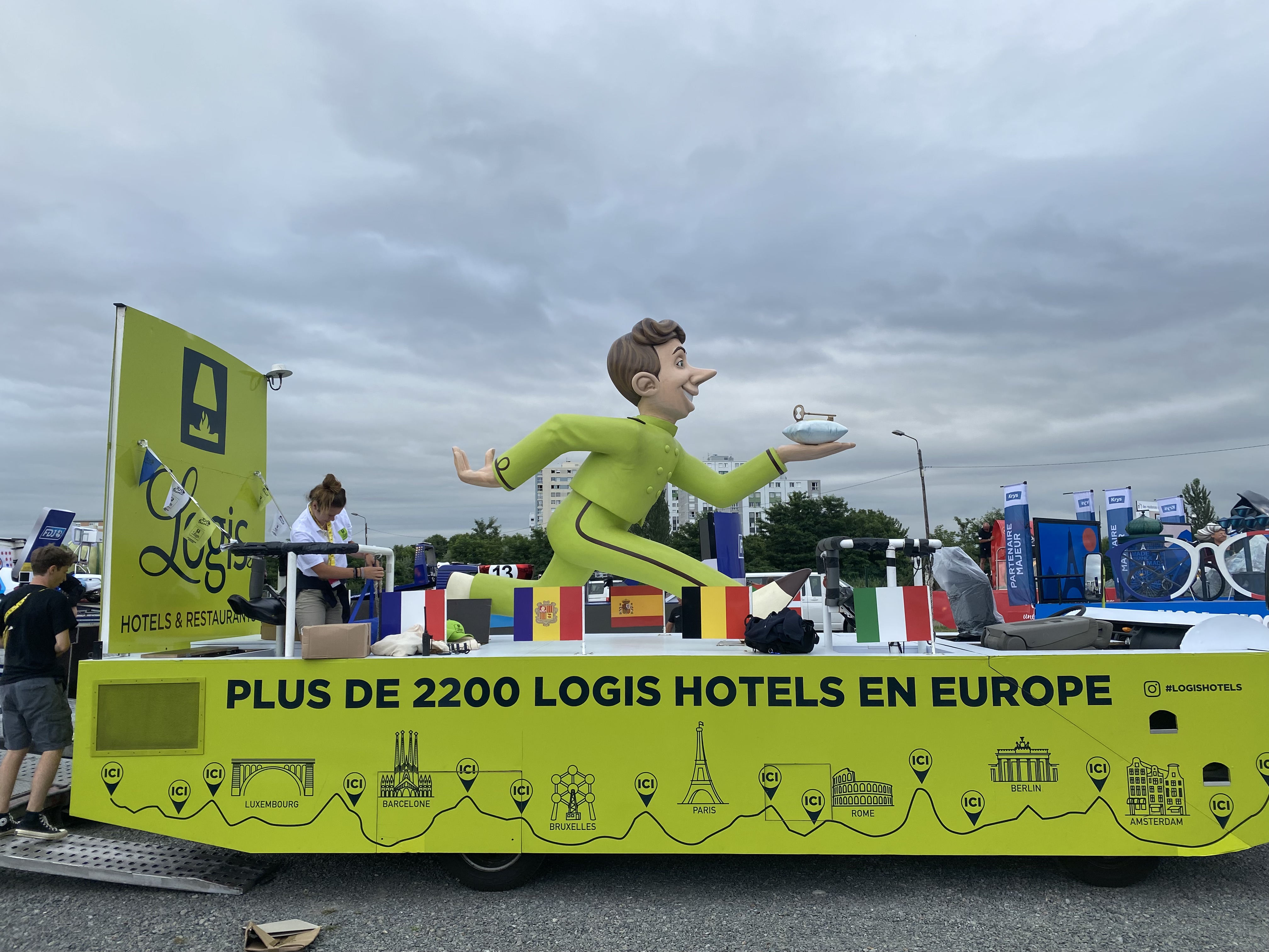 Le "char" des Logis qui anime la caravane du Tour de France (©BC)