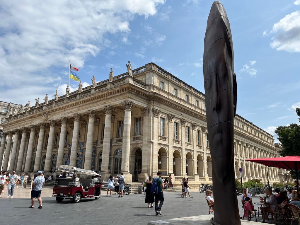 Week-end à Bordeaux, patrimoine classique et création contemporaine cohabitent avec bonheur. Ici, à côté de la colonnade de l'Opéra, une oeuvre du plasticien espagnol Jaume Plensa (@PB).
