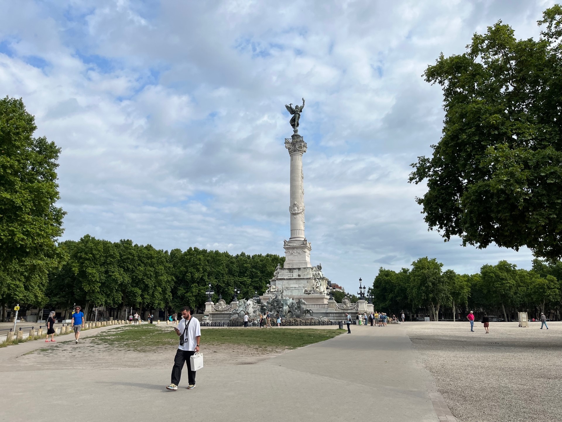 En haut de la colonne de l'Esplanade des Quinconces, la liberté brise ses chaînes (@PB)