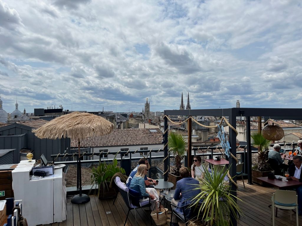 Le rooftop de L’InterContinental Bordeaux-Le Grand Hôtel offre une vue éblouissante sur la ville (@PB)