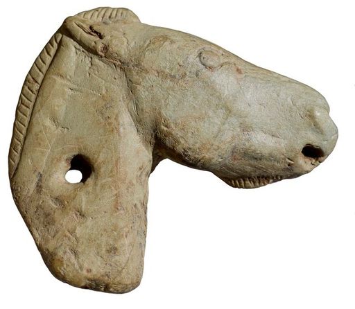 Cette pendeloque en forme de tête de cheval  trouvée Abri Duruthy, Sordes-l'Abbaye dans les Landes est exposée au Musée d'Aquitaine (@Aurélien Simonet/Musée d'Aquitaine)