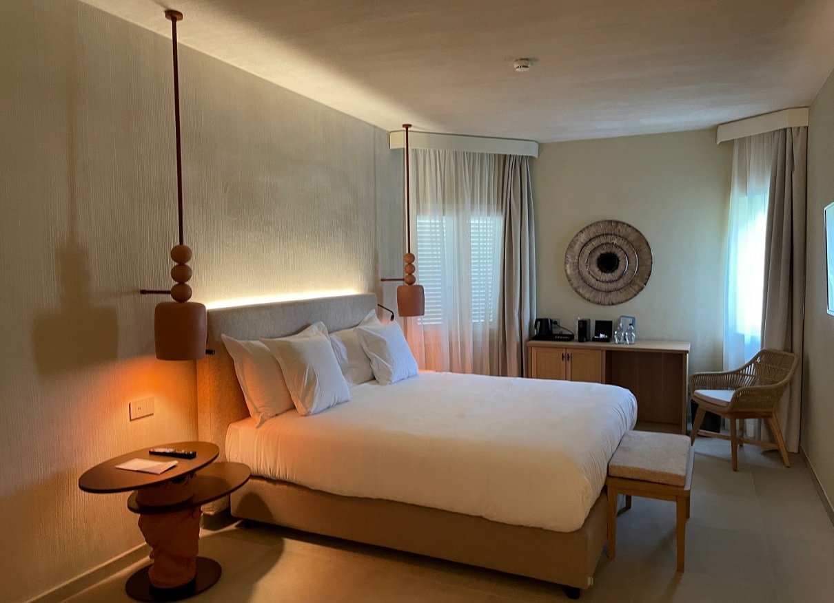La décoration des chambres a été entièrement repensée et conçue dans un style méditerranéen beige clair épuré. - DR
