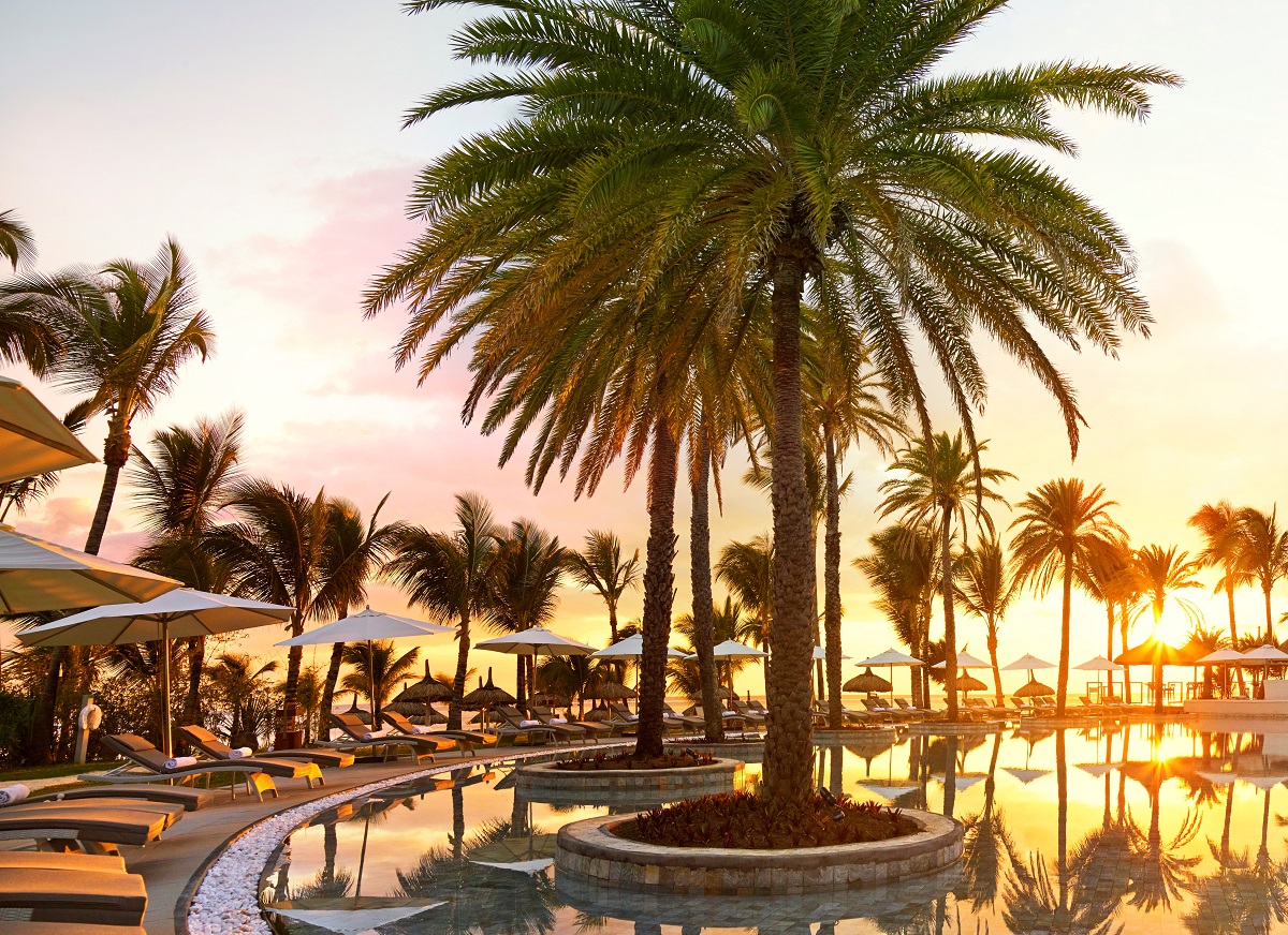 La piscine de 2 000 m² du LUX Belle Mare au lever du soleil - DR : LUX La piscine de 2 000 m² du LUX Belle Mare au lever du soleil - DR : LUX