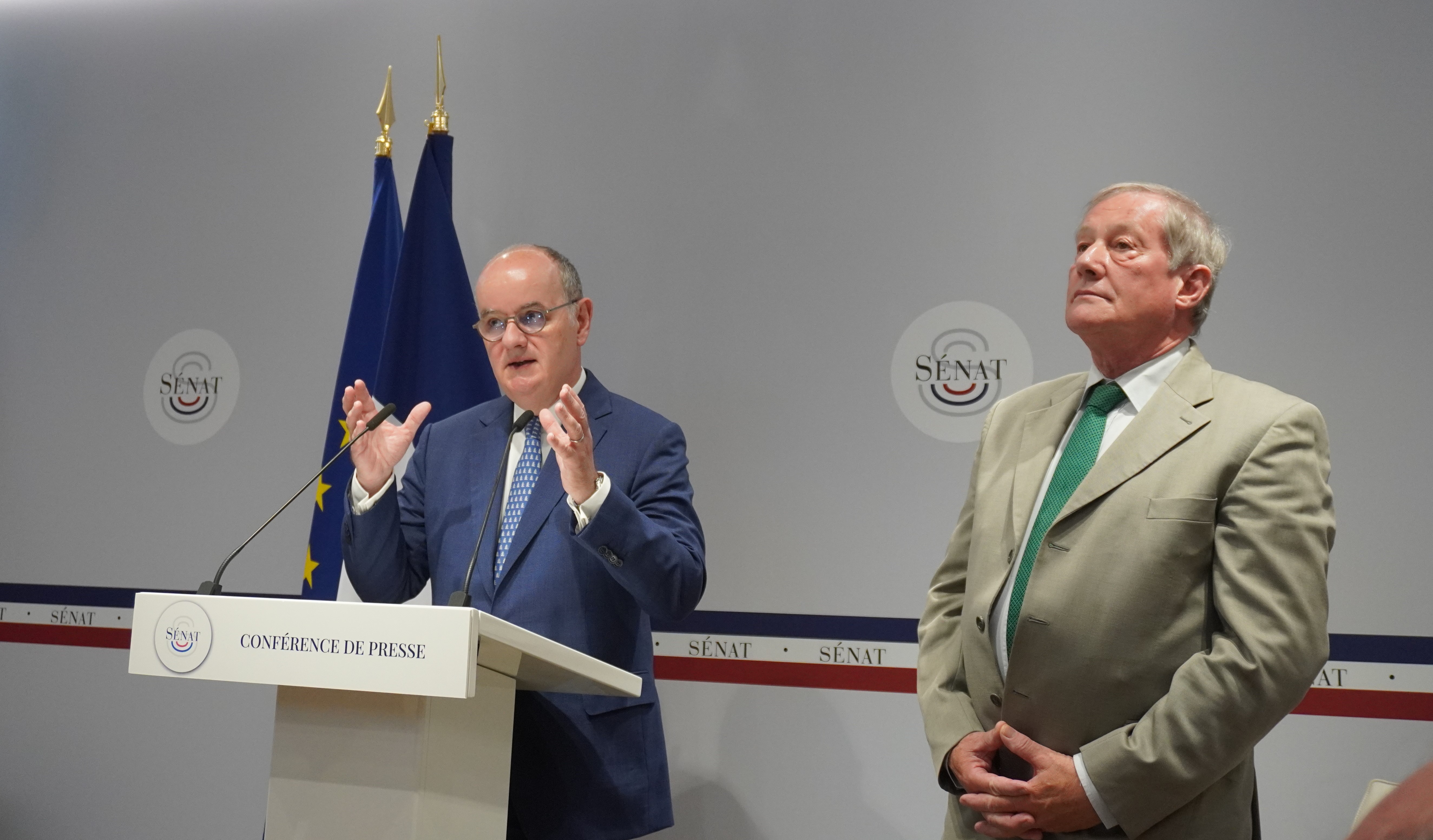 De gauche à droite, les sénateurs Vincent Capo-Canellas et Gilbert-Luc Devinaz au Sénat le 4 juillet dernier.  Photo : C.Hardin