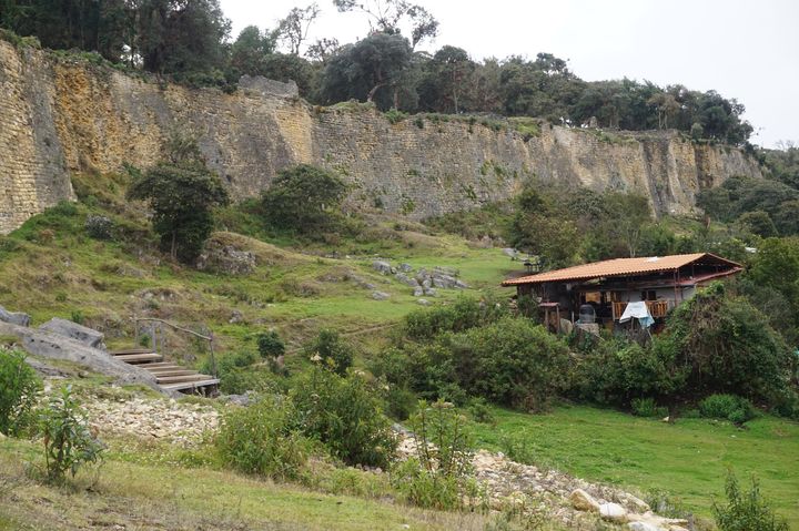 Des murs haut de 20 mètres protègent l'entrée de la citadelle de Kuélap (Photo DR)