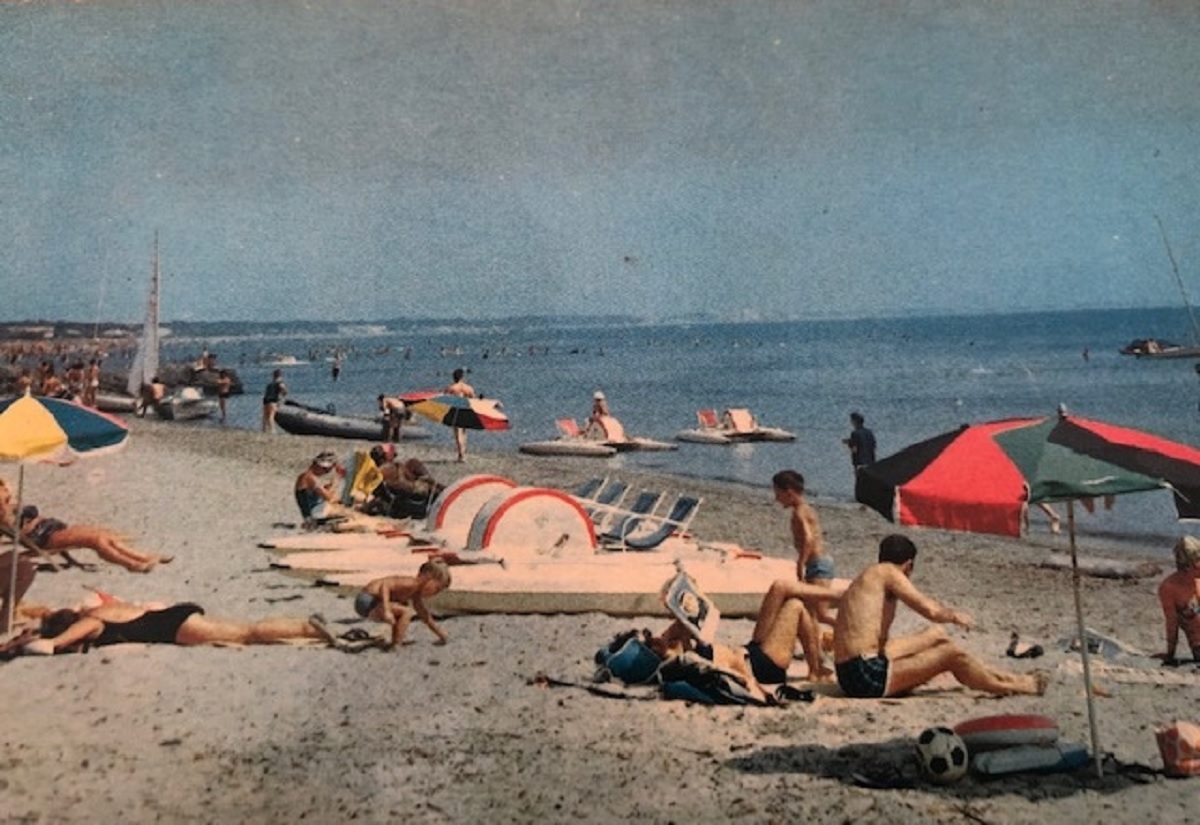 1958. La plage de la Badine à Giens. Entre hier et aujourd’hui, rien n’a changé ou presque… - Photo PLAGE D’HIER