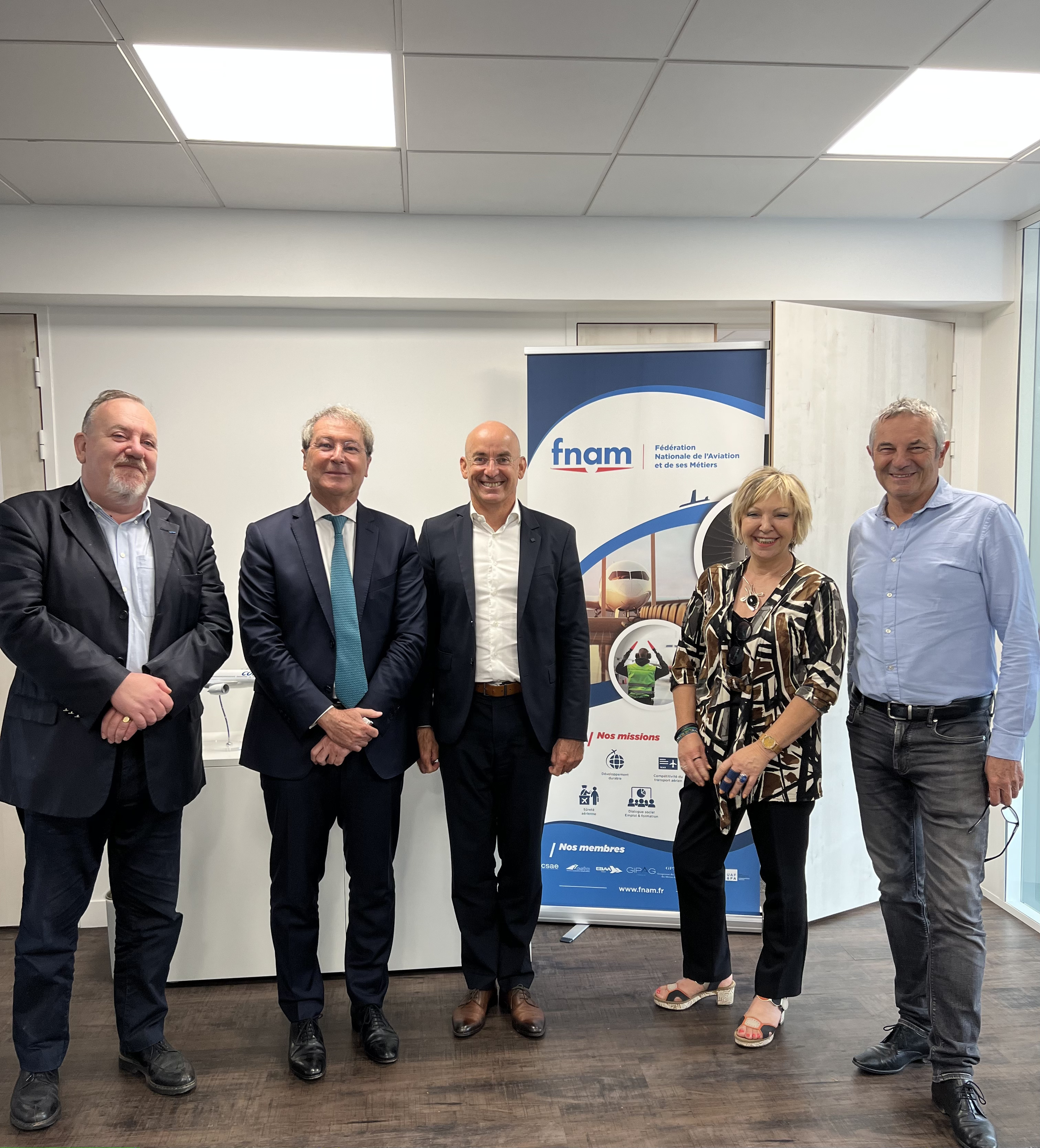 En réponse aux caricatures sur les jets privés, une étude établit les faits et chiffres de l’aviation générale et d’affaires en France ! De gauche à droite : Bertrand d’Yvoire, Président EBAA France – Pascal de Izaguirre, Président de la FNAM et de Corsair – Thomas Juin, Président de l’UAF – Ghislaine Barrère, Présidente du GIPAG – Christophe Rosset, Président du SNEH. Crédit : FNAM En réponse aux caricatures sur les jets privés, une étude établit les faits et chiffres de l’aviation générale et d’affaires en France ! De gauche à droite : Bertrand d’Yvoire, Président EBAA France – Pascal de Izaguirre, Président de la FNAM et de Corsair – Thomas Juin, Président de l’UAF – Ghislaine Barrère, Présidente du GIPAG – Christophe Rosset, Président du SNEH. Crédit : FNAM