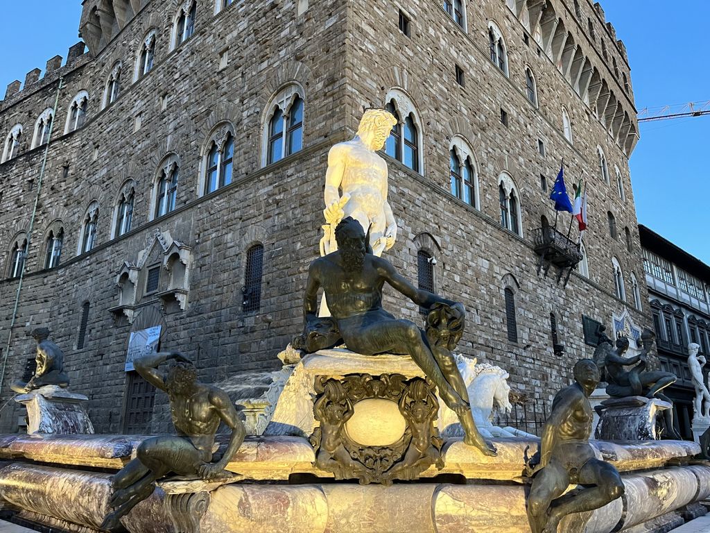 De nuit, les éclairages donnent un air un peu féérique à la Fontaine de Neptune, devant le Palais-Vieux (Photo PB)