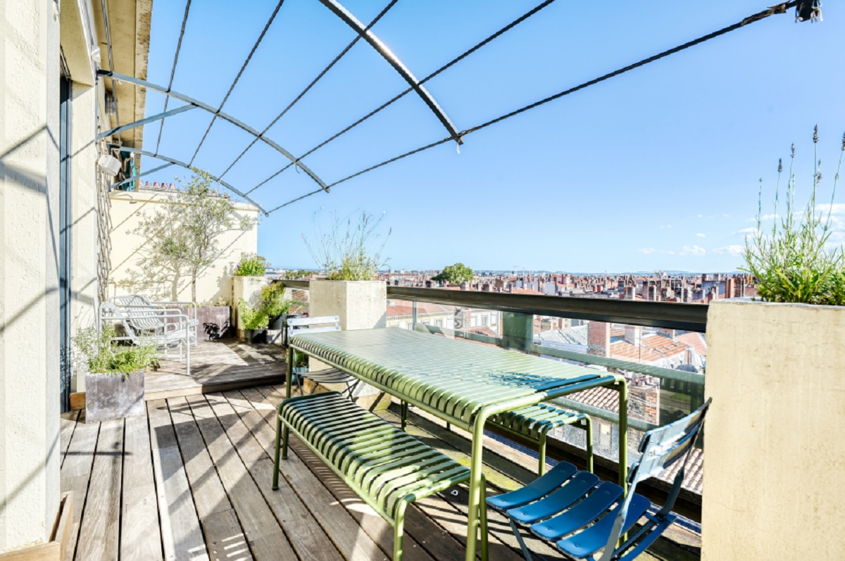 L'appartement "Louis XIV", proche de la place Bellecour, peut accueillir jusqu'à 8 personnes et dispose d'une terrasse avec vue à 180° - DR : Cabinet Belhôme