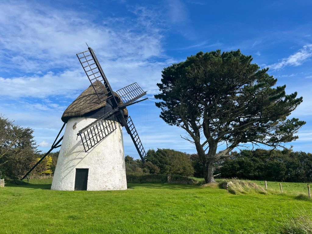 Ce charmant petit moulin dest un souvenir es invasions normandes... (PB)