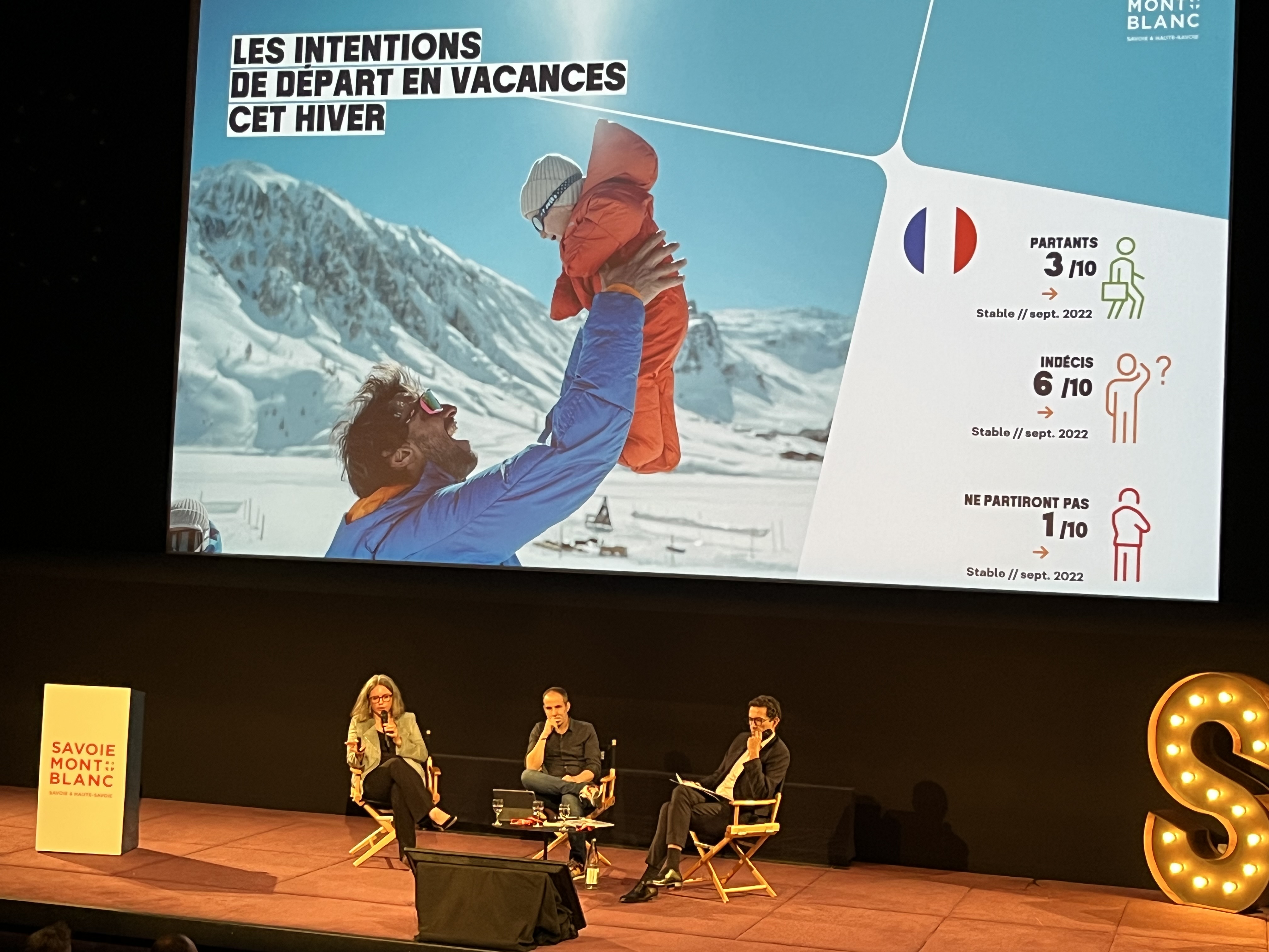 A la tribune pendant le workshop, à gauche, Christelle Ferrière, la directrice générale adjointe et, au milieu, Michael Ruysschaert, l'ancien directeur (PB)