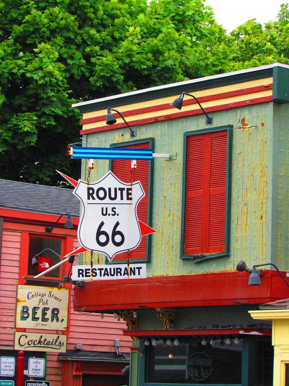 On trouve sur tout le trajet des clins d’oeils nostalgiques : anciennes stations essences, les vieilles voitures américaines, les diners typiques des années 50…©revamerica/pixabay