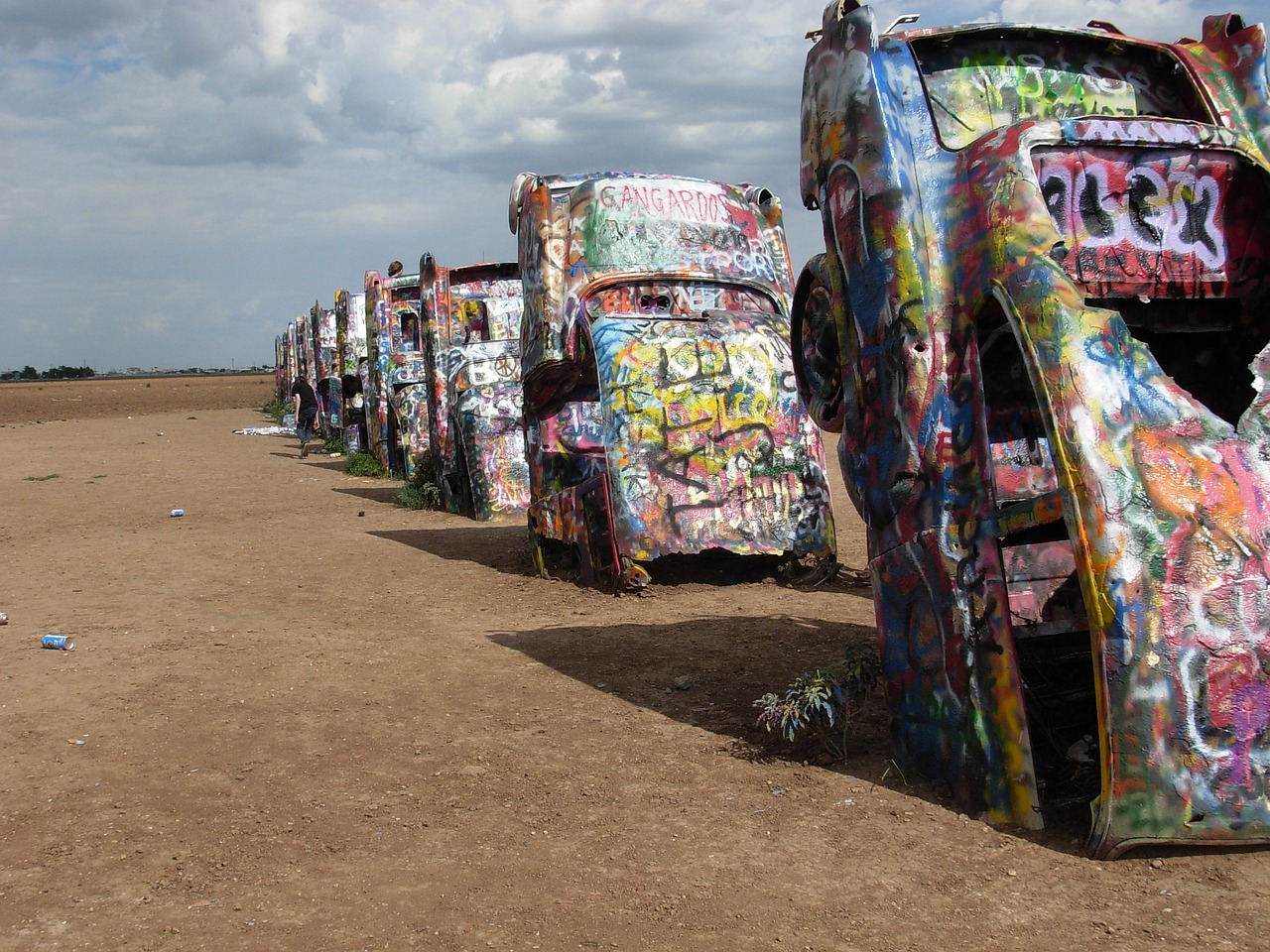 Amarillo, Texas. Cadillac Ranch est une sculpture monumentale en plein air symbole de liberté et de la prospérité américaine des Trente Glorieuses ©revamerica/pixabay