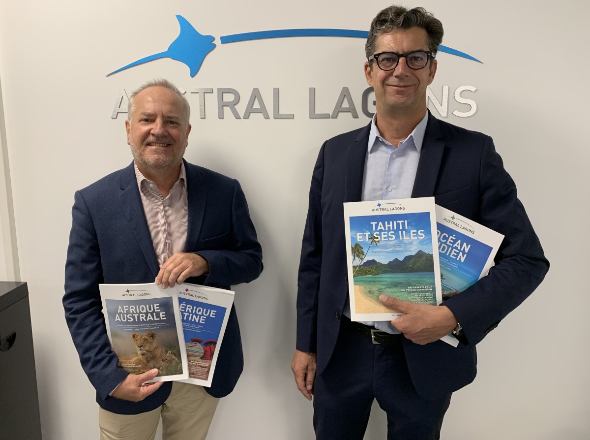 Hélion de Villeneuve, directeur général d'Austral Lagons, et Fabrice Bouillot, directeur de la production, présentent les quatre nouvelles brochures de la collection 2024. ©David Savary