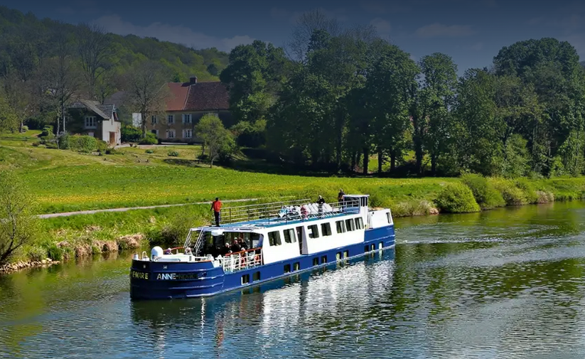 Une flotte de six péniches gabarit Freycinet permet désormais aux clients de CroisiEurope de sillonner les canaux (Photo CroisiEurope)