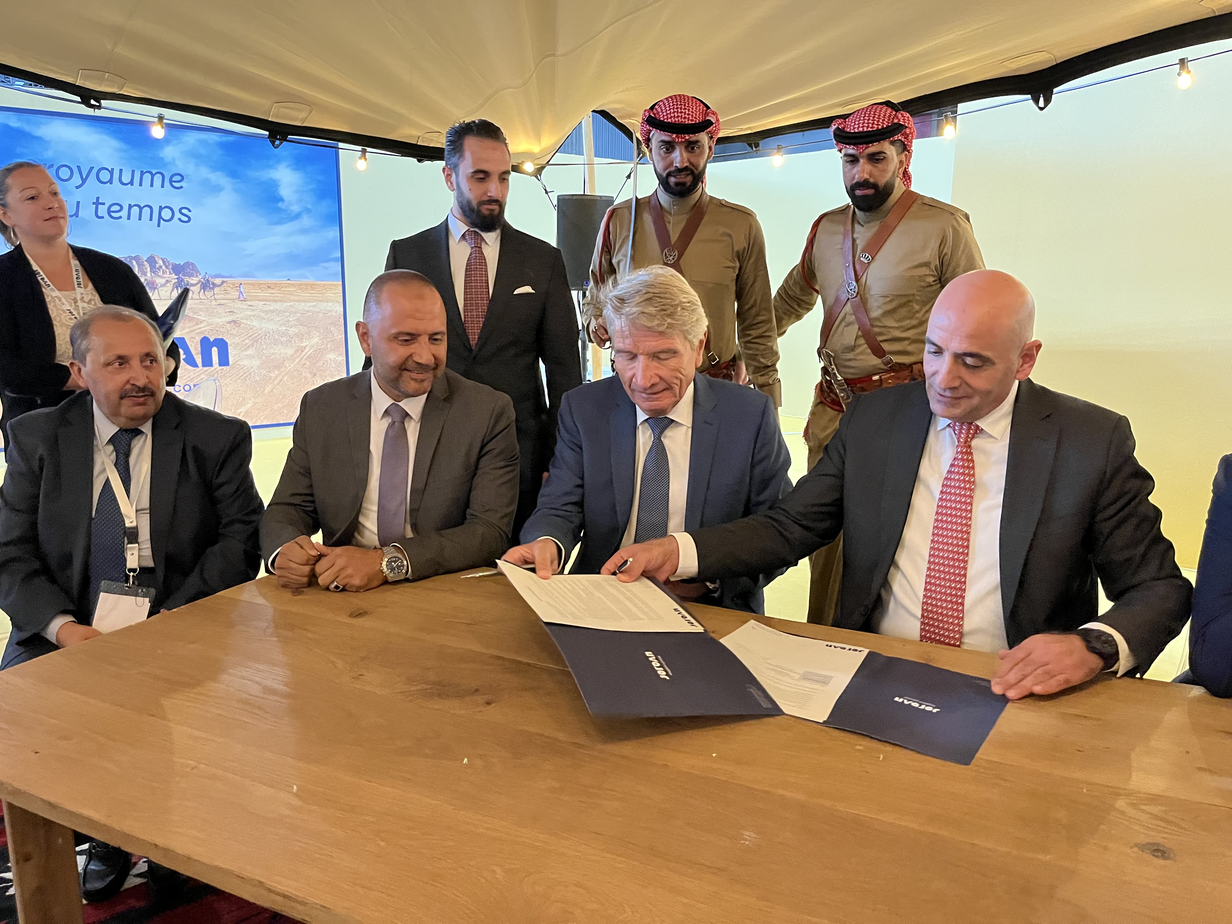 Helmut Stückelschweiger (au centre) et  le docteur Abed Al Razzaq Arabiyat en train de signer leur accord de partenariat (Photo PB)