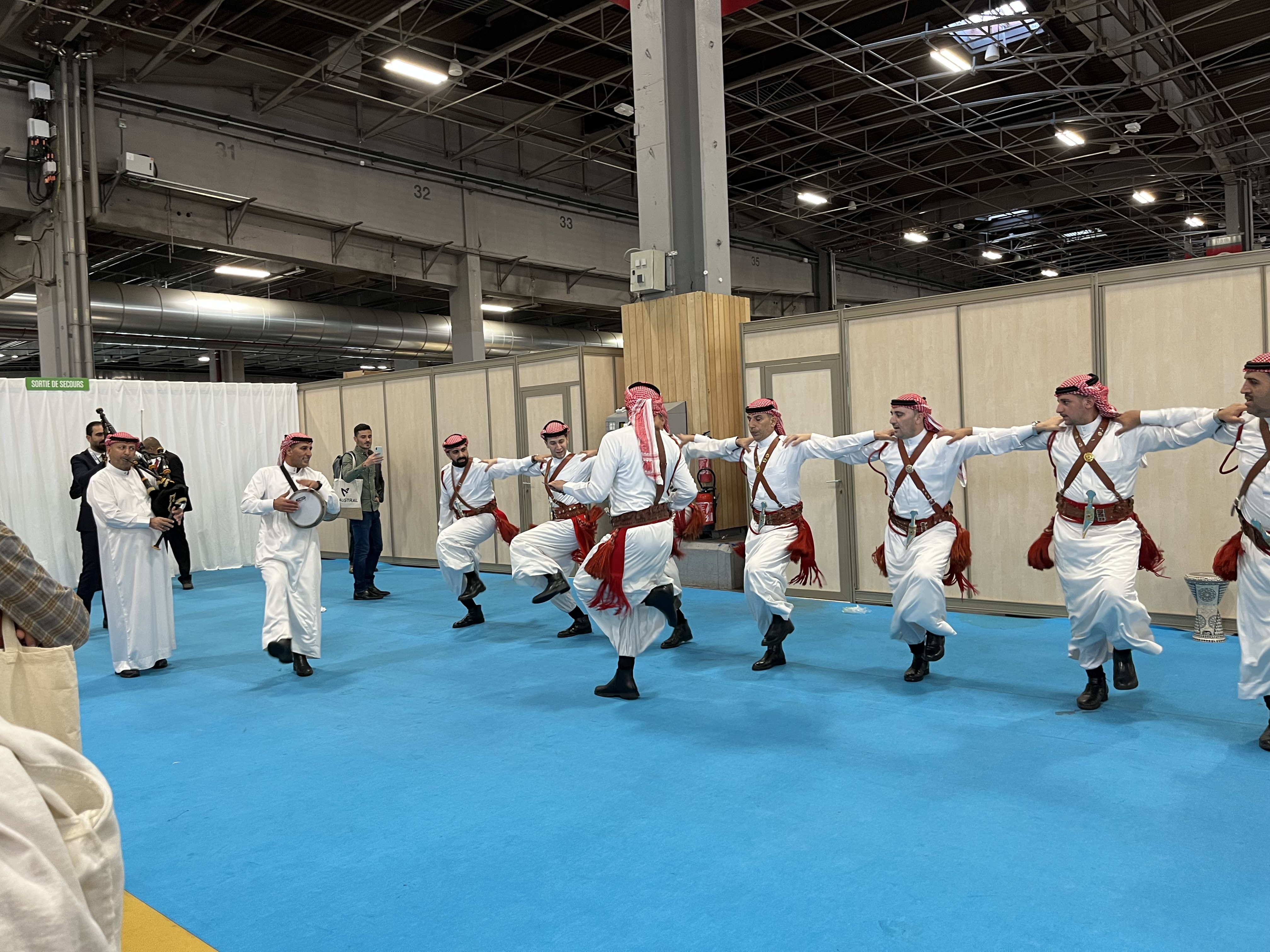 Danses traditionnelles, hier, à Paris, devant la tente bédouine déployée par la Jordanie au salon IFTM (PB)