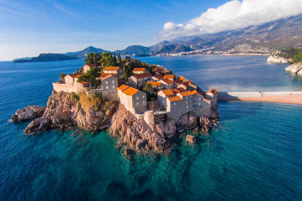 Du côté de Budva, la presqu'île de Sveti Stefan (autrement dit Saint-Stéphane) offre un vrai paysage de carte postale ! (Photo Tourisme Monténégro)