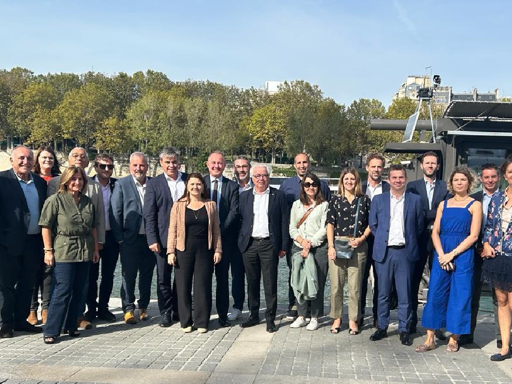 Guillaume Lemière, à gauche de Jean-Virgile Crance au centre, entouré des membres de la CAT - Photo CAT