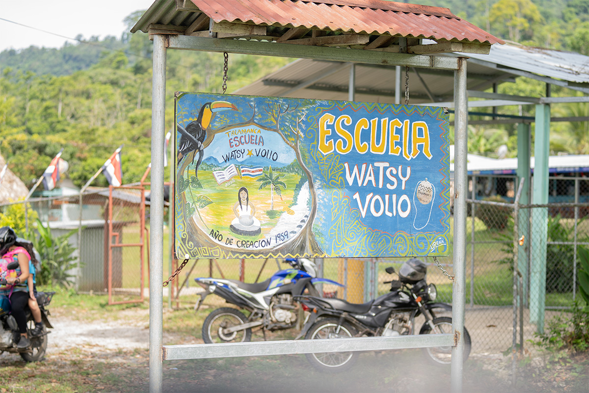 Panneau à l'entrée de l'école Watsy Volio à Bratsi ©Morpho Evasions