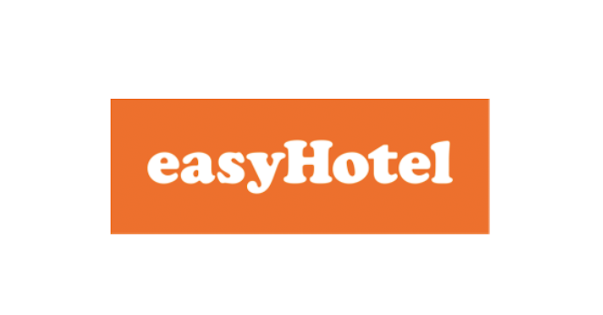 easyHotel possède des établissements dans 11 pays (plus de 4 400 chambres), dont 17 hôtels franchisés et 26 hôtels en propriété et en location - Logo easyHotel