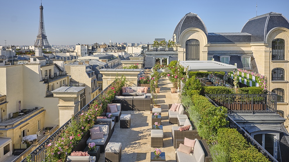 Le rooftop du The Peninsula Paris  offre une vue exceptionnelle sur les plus beaux monuments de la capitale française (Photo The Peninsula)