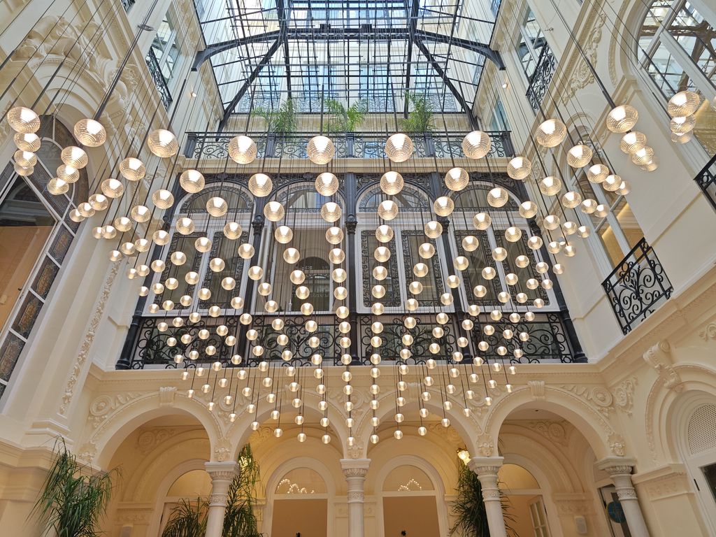 Grâce à un vaste programme de rénovation, l'ancien siège de la Banca Rodríguez Acosta est devenu le Royal Hideaway Palacio Gran Vía, un hôtel de luxe où se mêlent éléments modernistes et style contemporain (Photo Barceló Hotel Group)