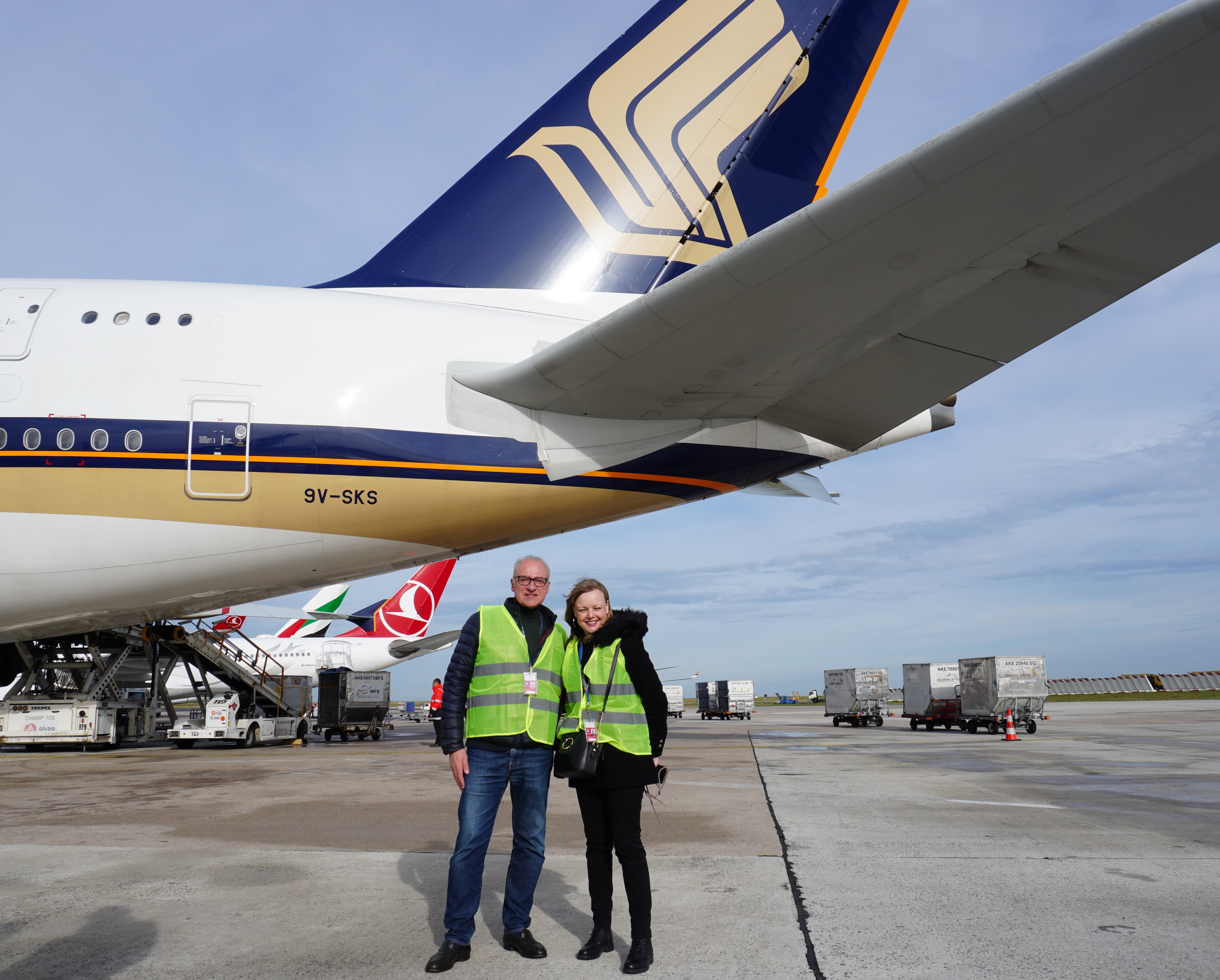 Franklin Auber et Sophie Figenwald, Senior E-Commerce and Marketing Executive chez Singapore Airlines au pied de l'A380. Photo : C.Hardin