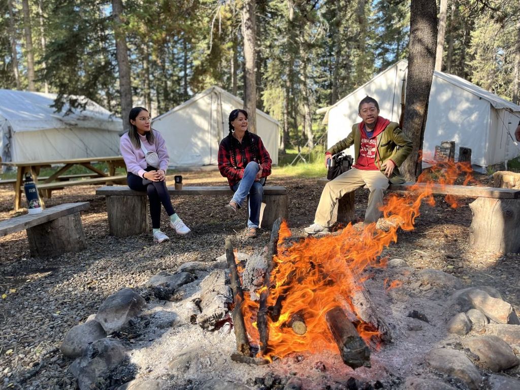 Peuples autochtones : discussion autour d'un feu de bois, à "Painted Warriors". Au centre, Tracey Klettl (Photo PB).